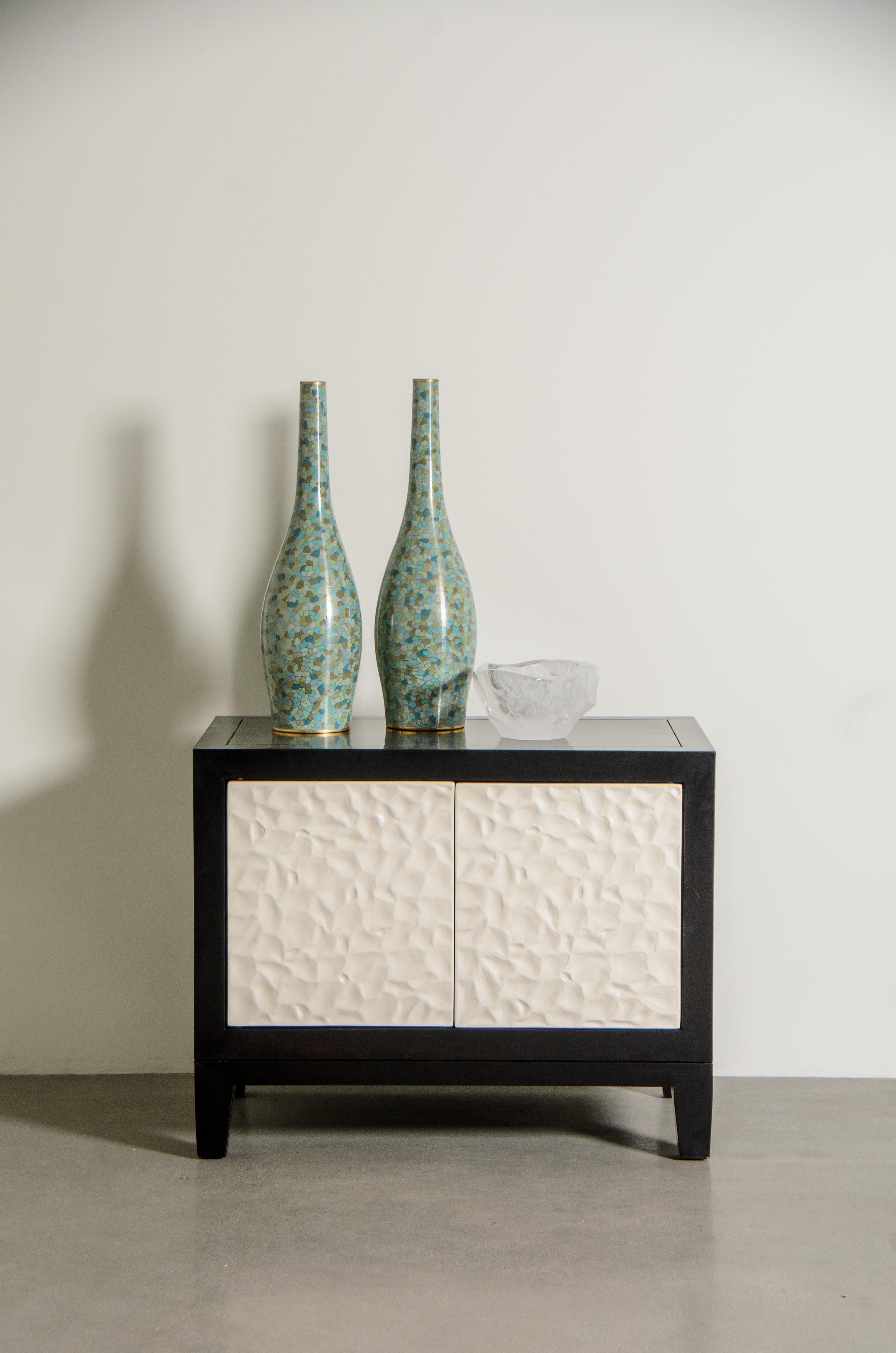 https://a.1stdibscdn.com/contemporary-rocco-small-short-cabinet-in-cream-lacquer-by-robert-kuo-for-sale-picture-7/f_17792/f_420844621730221773526/KUO_3553_32_master.jpg