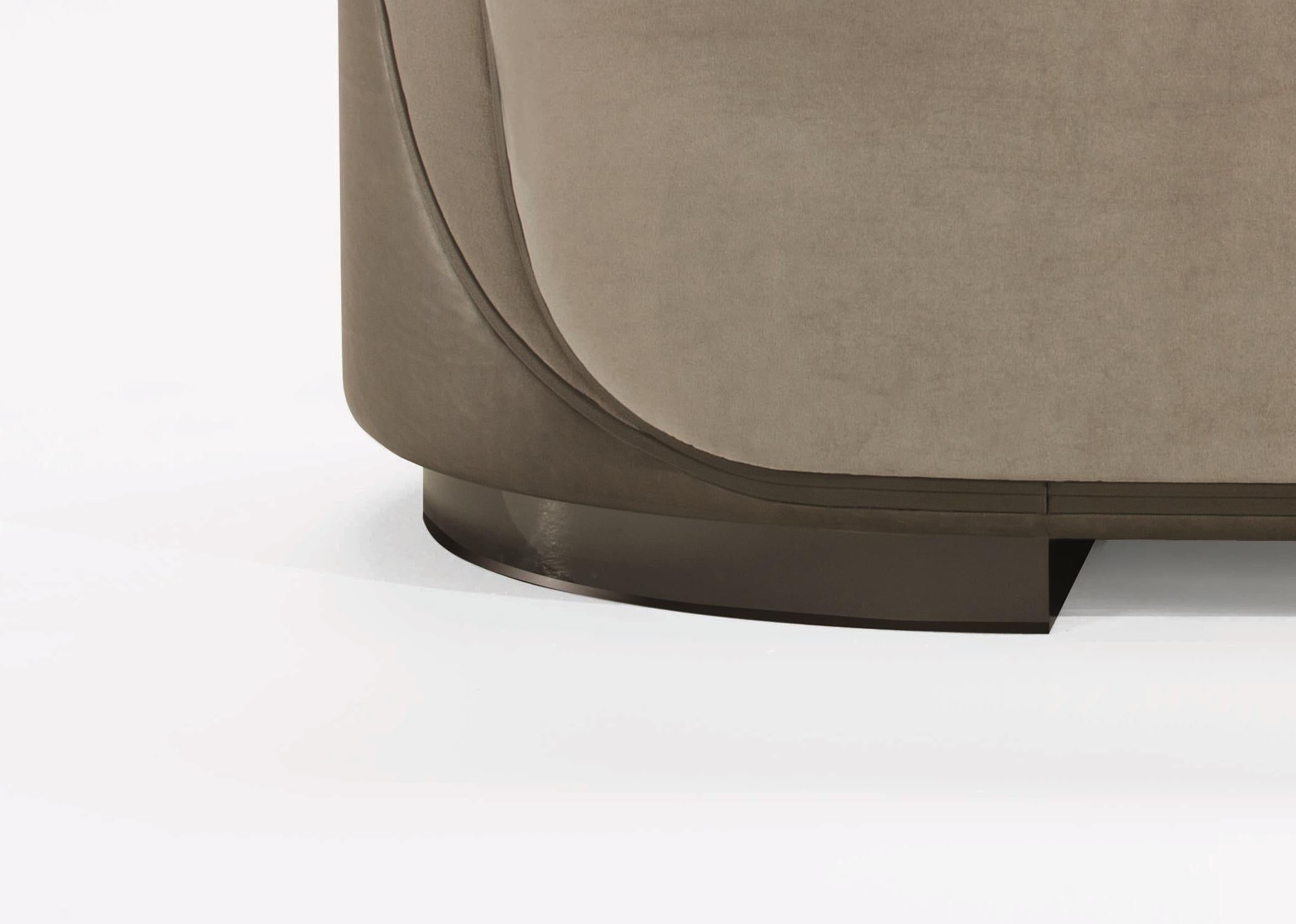 https://a.1stdibscdn.com/kos-orsi-daniel-kostiuc-k-sofa-polished-black-nickel-beige-fabric-leather-for-sale-picture-8/f_59912/f_264114721760974974557/K_SOFA_2_Copia_master.jpg