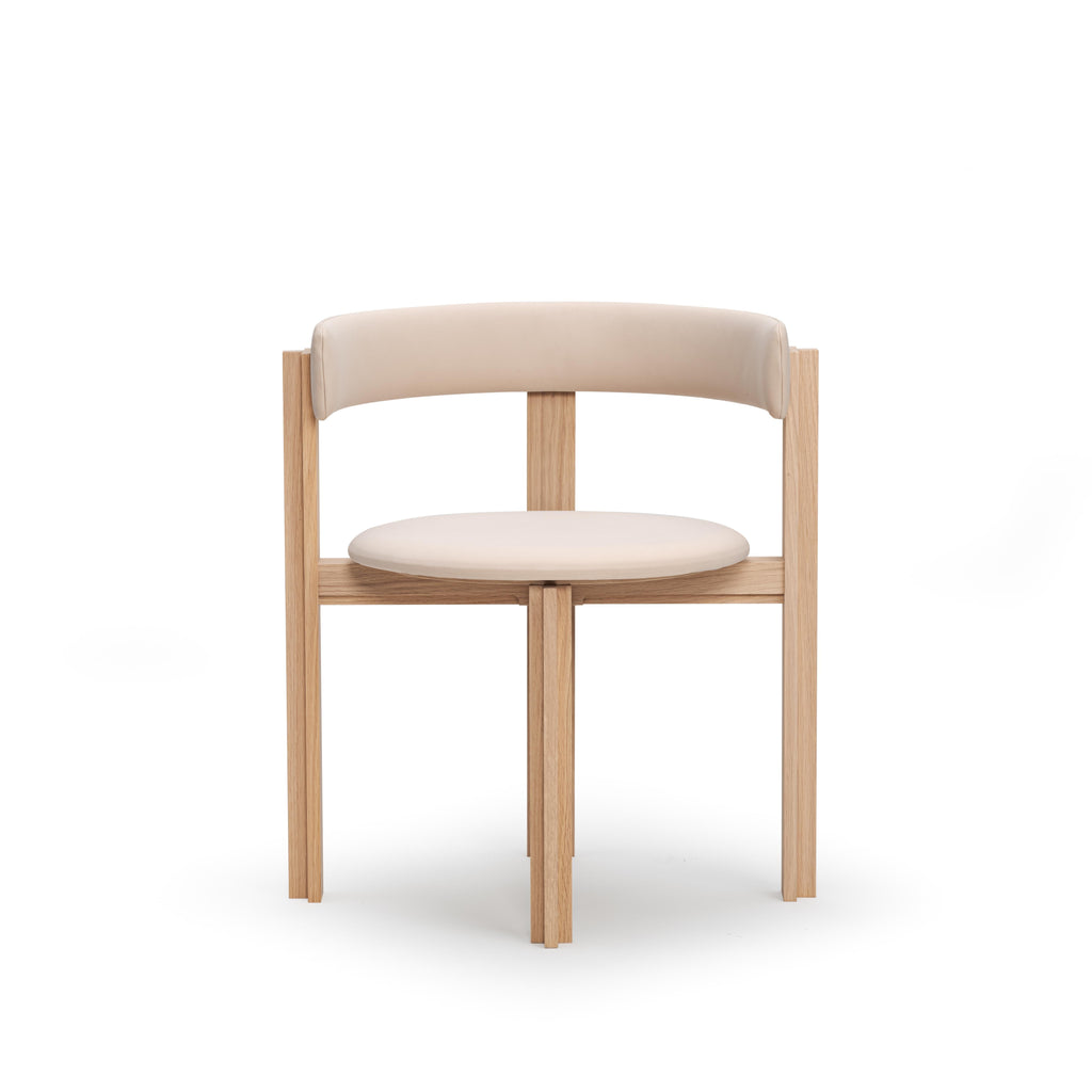 https://a.1stdibscdn.com/bodil-kjaer-principal-chair-for-karakter-for-sale-picture-3/f_14272/f_416908121727677176218/Karakter_Principal_Chair_Packshot_Front_Terra_Nude_leather_oak_master.jpg