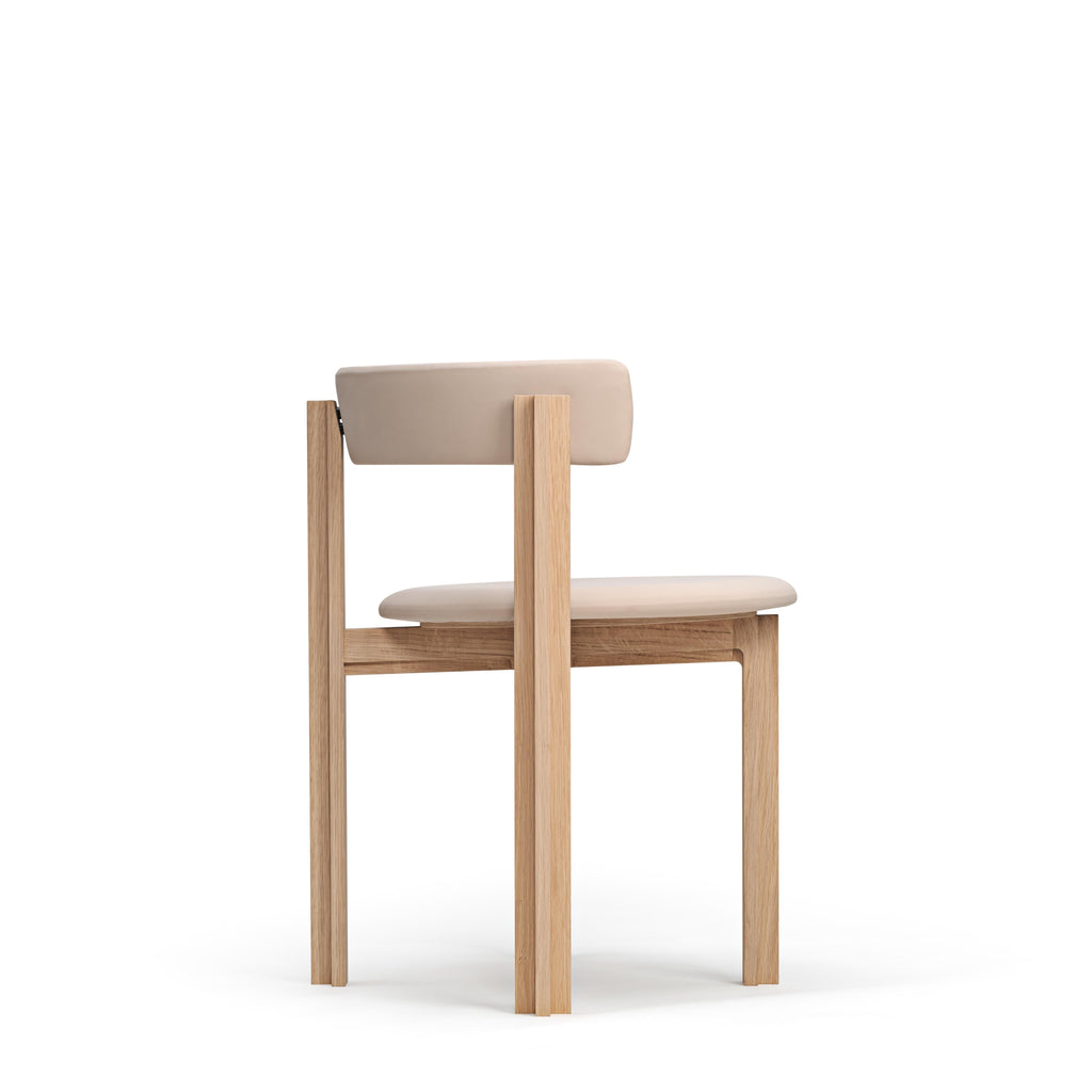 https://a.1stdibscdn.com/bodil-kjaer-principal-chair-for-karakter-for-sale-picture-2/f_14272/f_416908121727677151905/Karakter_Principal_Chair_Packshot_Side_Terra_nude_leather_oak__master.jpg