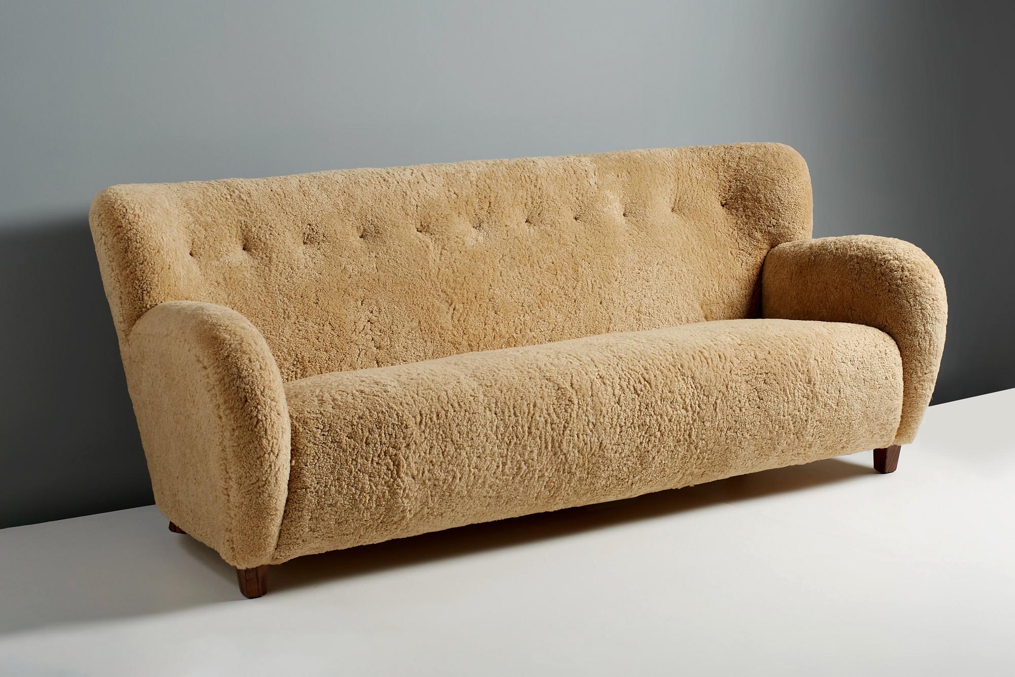 https://a.1stdibscdn.com/dagmar-custom-made-karu-sheepskin-sofa-for-sale-picture-5/f_13332/f_314505321669233759142/Karu_Sofa_014_copy_master.jpg
