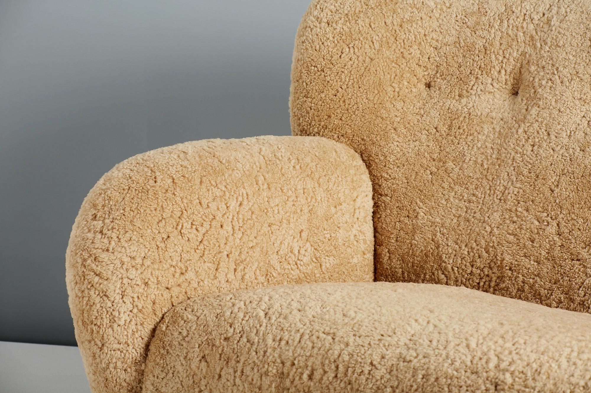 https://a.1stdibscdn.com/dagmar-custom-made-karu-sheepskin-sofa-for-sale-picture-4/f_13332/f_314505321669233611439/Karu_Sofa_016_copy_master.jpg