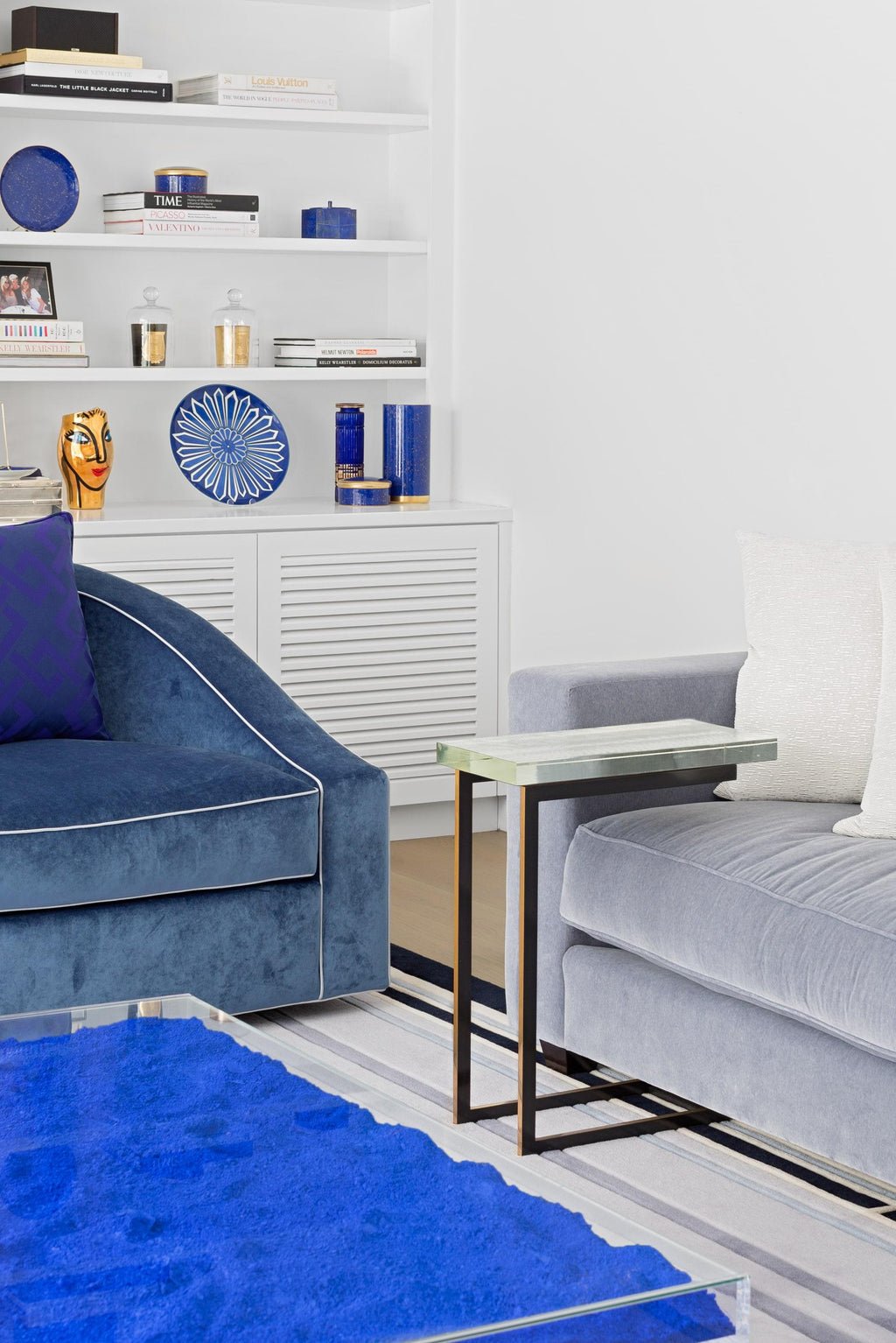 https://a.1stdibscdn.com/table-ikb-by-yves-klein-for-sale-picture-7/f_8922/f_359425521693410033941/Klein_Blue_Install_22_master.jpg