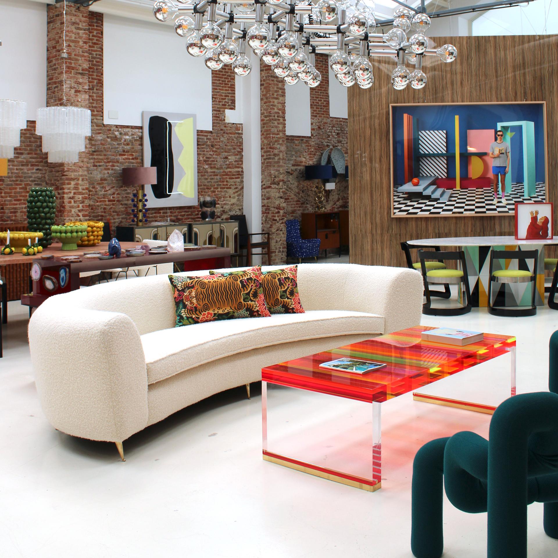 https://a.1stdibscdn.com/contemporary-italian-curved-sofa-for-sale-picture-11/f_9718/f_301213821758025311775/LA00500327set_master.jpg