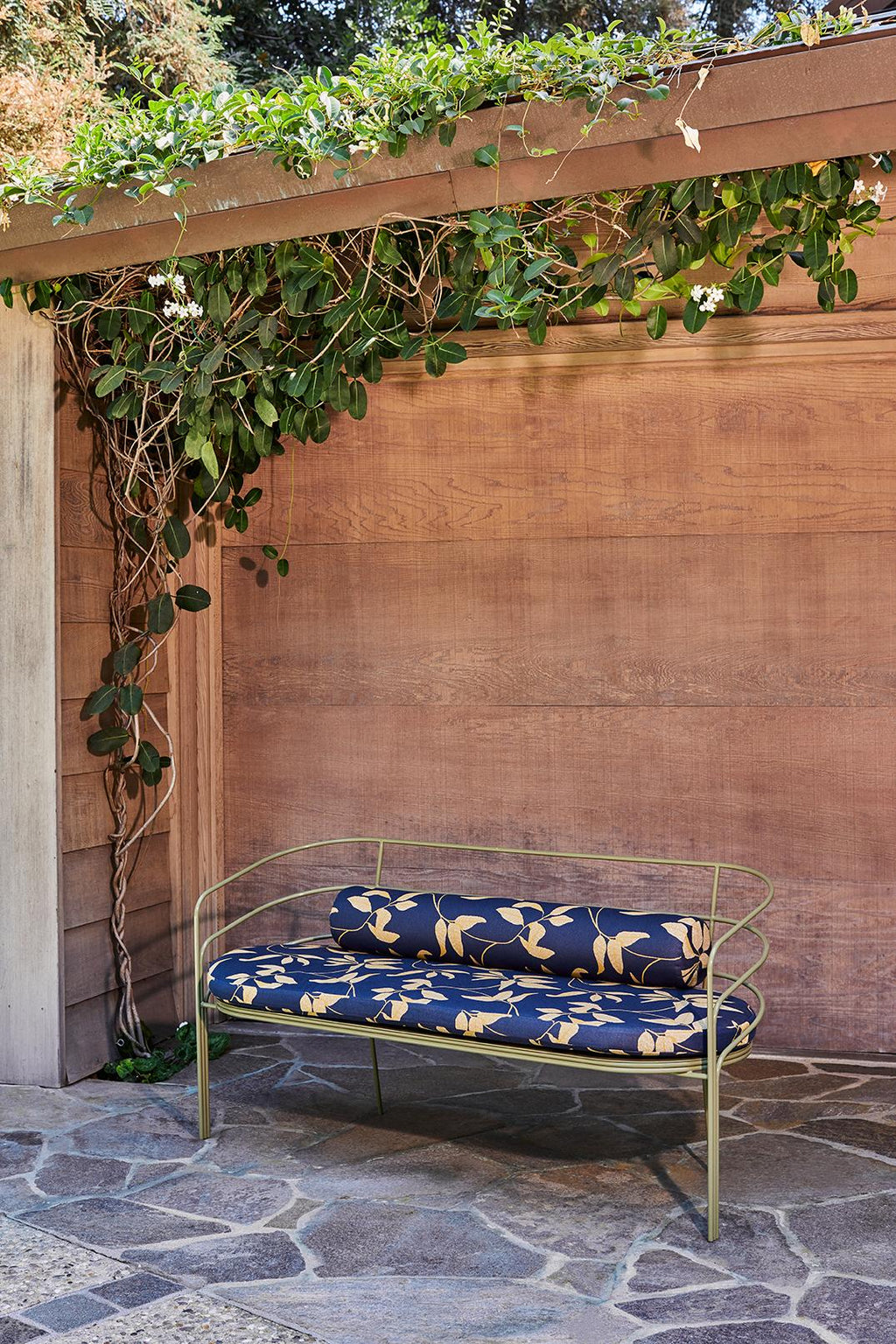 https://a.1stdibscdn.com/indoor-outdoor-steel-framed-demille-sofa-in-modern-regency-style-by-laun-for-sale-picture-4/f_37133/f_161567511643826951837/LAUN_x_WEFT_San_Marino_206_master.jpg