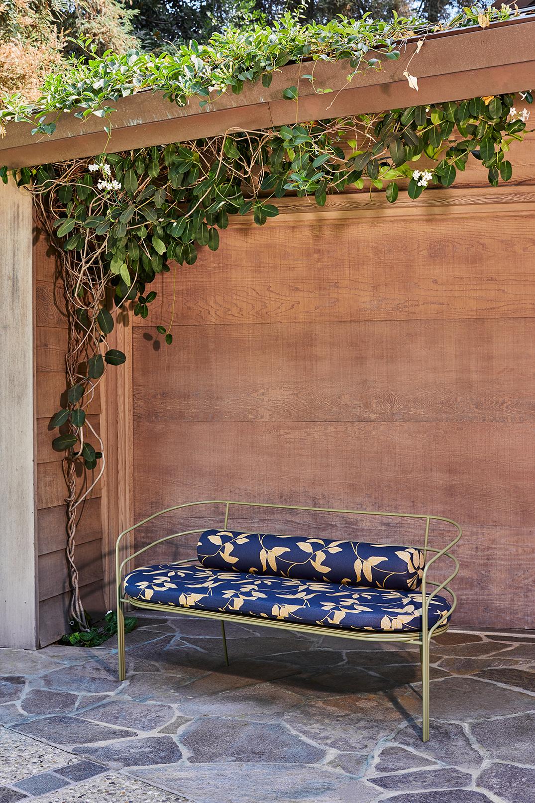 https://a.1stdibscdn.com/indoor-outdoor-steel-framed-demille-sofa-in-modern-regency-style-by-laun-for-sale-picture-4/f_37133/f_161567511643826951837/LAUN_x_WEFT_San_Marino_206_master.jpg