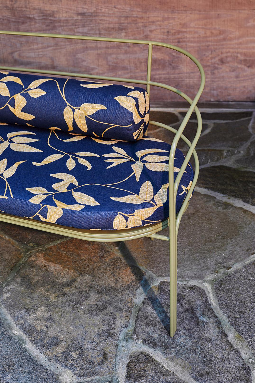 https://a.1stdibscdn.com/indoor-outdoor-steel-framed-demille-sofa-in-modern-regency-style-by-laun-for-sale-picture-5/f_37133/f_161567511643826951783/LAUN_x_WEFT_San_Marino_220_1_master.jpg