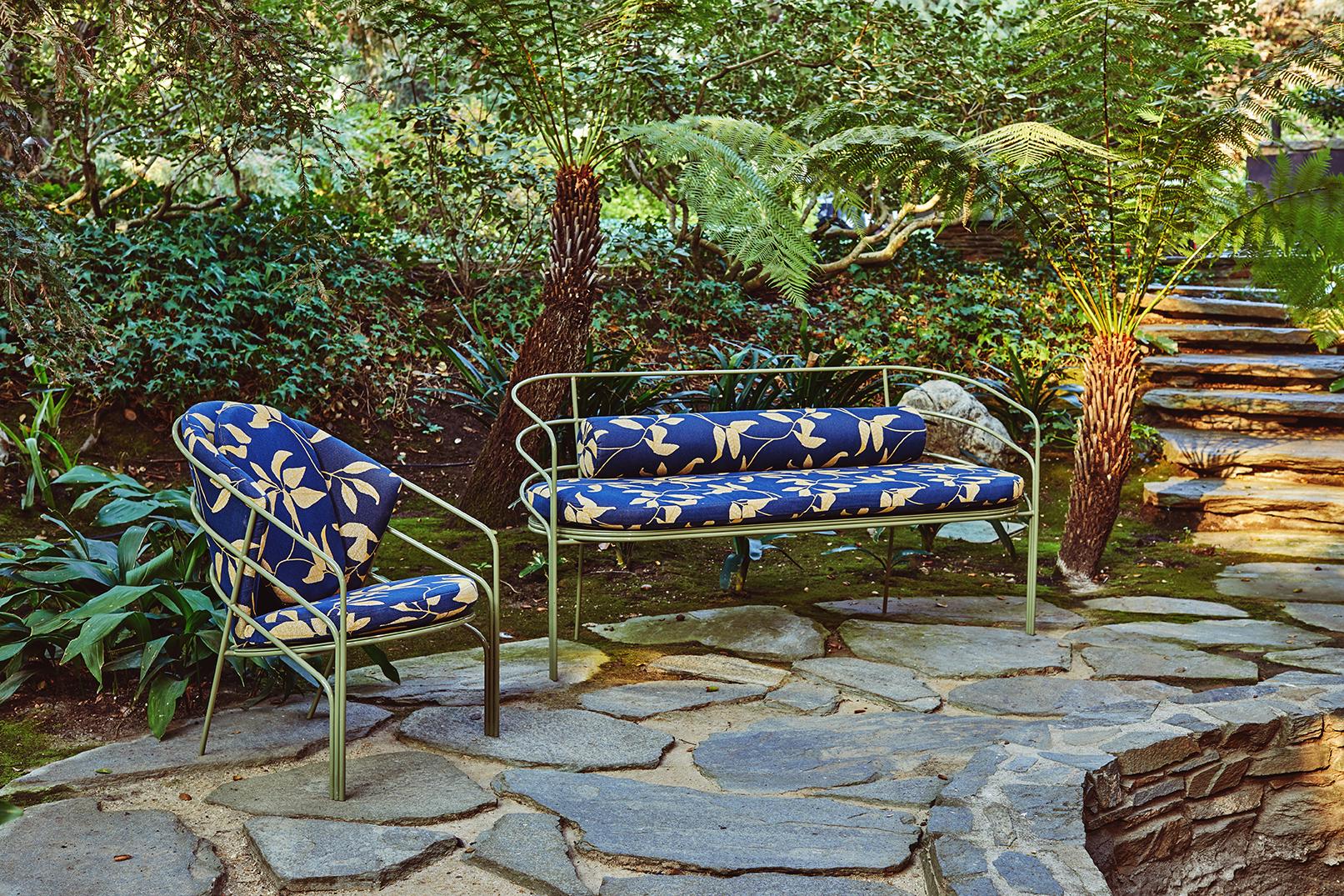 https://a.1stdibscdn.com/indoor-outdoor-steel-framed-demille-sofa-in-modern-regency-style-by-laun-for-sale-picture-6/f_37133/f_161567511643826951934/LAUN_x_WEFT_San_Marino_455_1_master.jpg