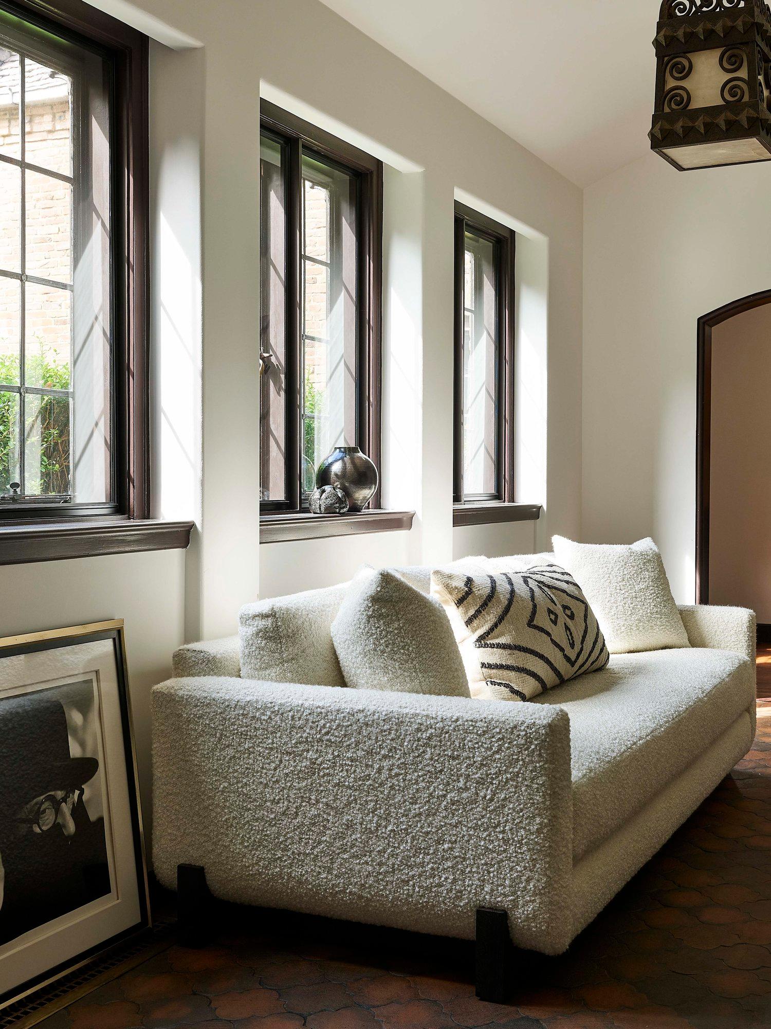 https://a.1stdibscdn.com/alfredo-paredes-obispo-sofa-for-sale-picture-4/f_96132/f_402332721718742292541/LEICA_4262_master.jpg
