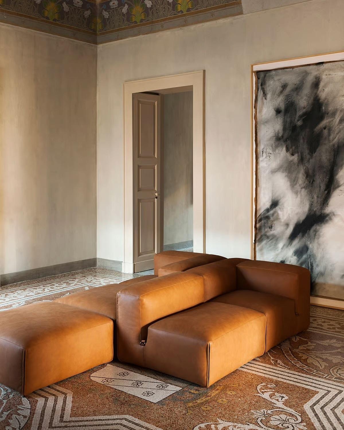 https://a.1stdibscdn.com/le-mura-sofa-in-leather-by-mario-bellini-for-tacchini-w-288-cm-11338-in-for-sale-picture-2/f_105752/f_463595321755799818192/LE_MURA_Leather_sofa_Tacchini_598567_rel6453265b_master.jpeg
