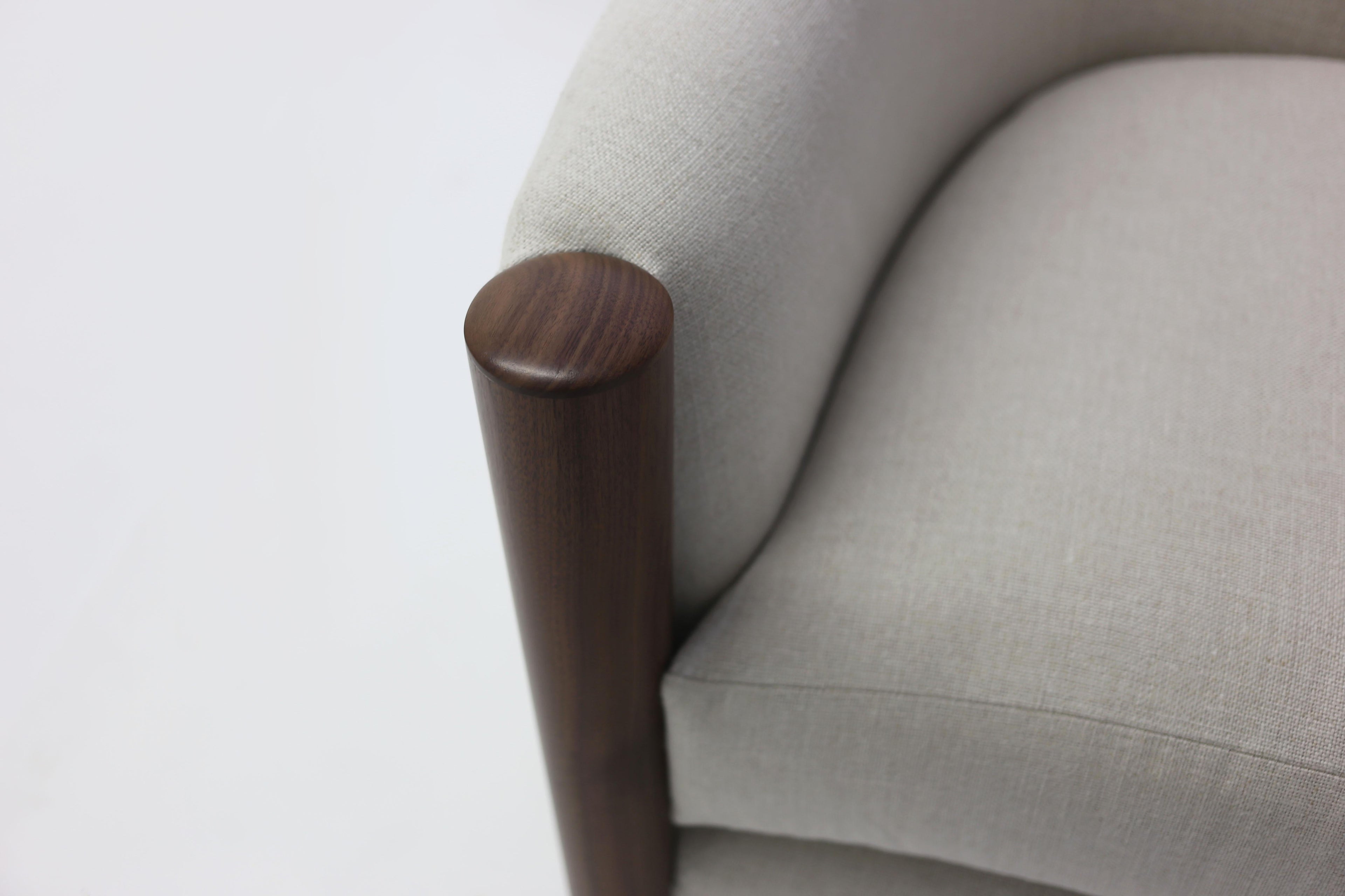 https://a.1stdibscdn.com/rounded-tub-club-chair-on-swivel-shown-in-linen-fabric-with-wood-arm-post-detail-for-sale-picture-6/f_40261/f_126658421542044165422/LF_upholstery_Vila_6__master.jpg
