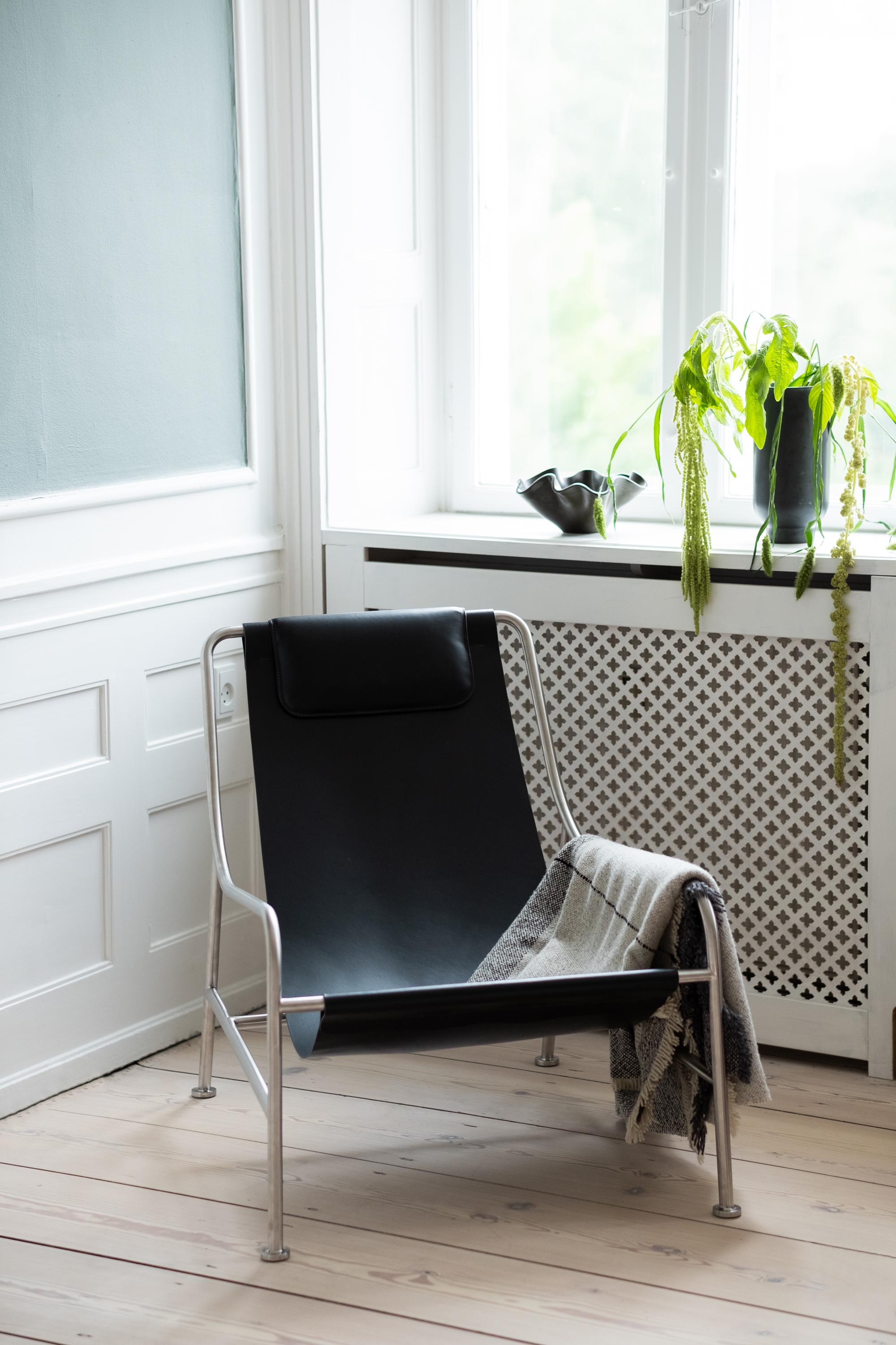https://a.1stdibscdn.com/minimalist-modern-lounge-chair-in-black-leather-and-brushed-stainless-steel-for-sale-picture-3/f_60192/f_275347621645809505079/LISBOA_lounge_chair_by_Susana_Machado_4_master.jpg