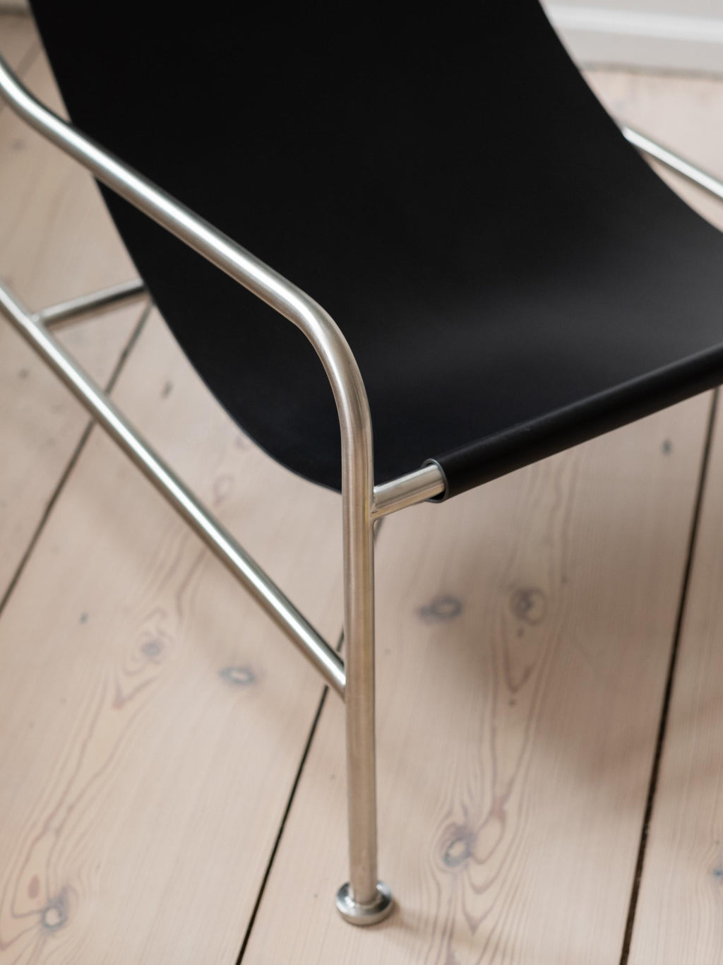 https://a.1stdibscdn.com/minimalist-modern-lounge-chair-in-black-leather-and-brushed-stainless-steel-for-sale-picture-5/f_60192/f_275347621645809503724/LISBOA_lounge_chair_by_Susana_Machado_7_master.jpg