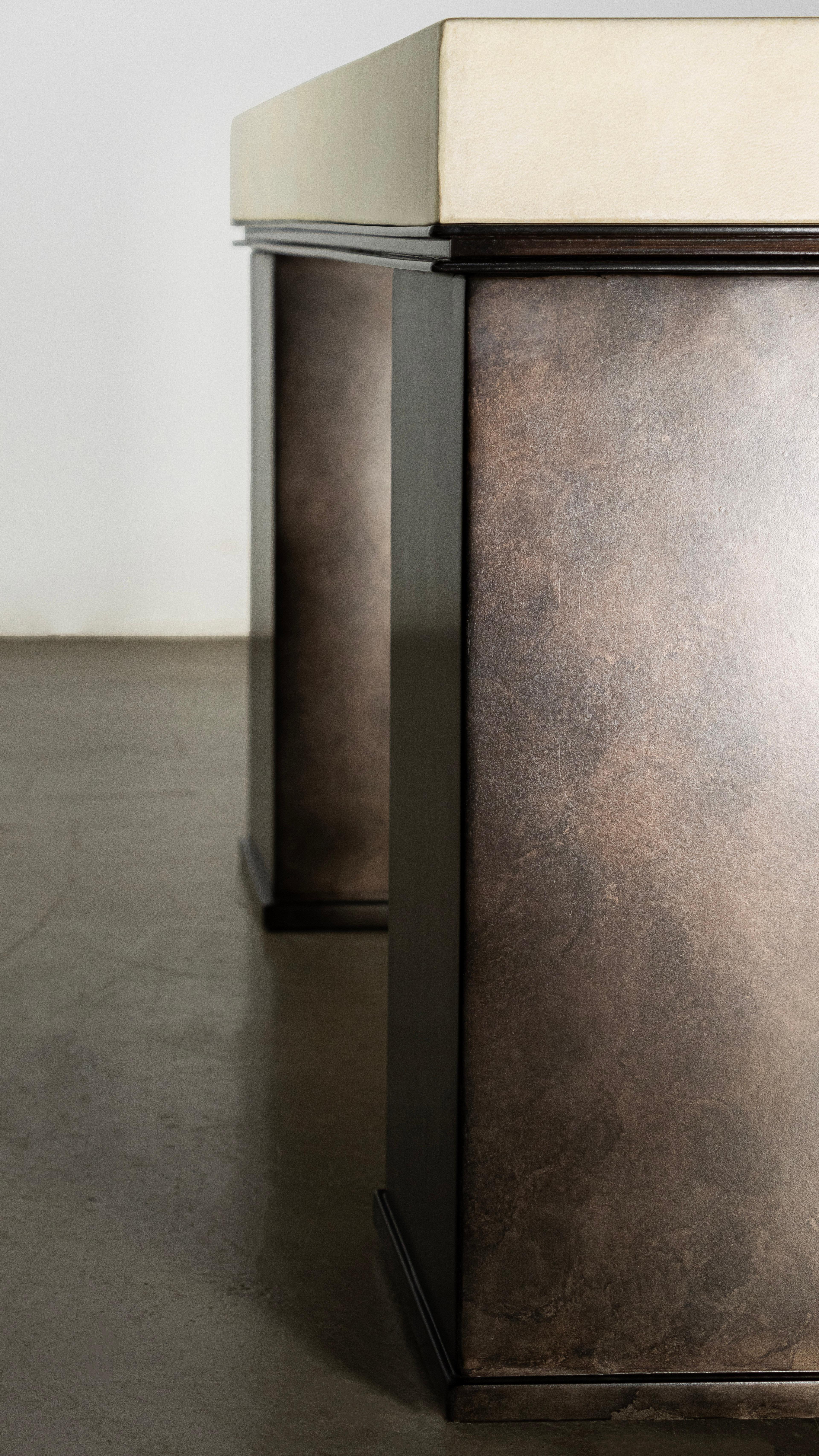 https://a.1stdibscdn.com/rectangular-modern-customizable-metal-and-parchment-coffee-table-by-costantini-for-sale-picture-11/f_25173/f_403775321719517202778/LOB_007_for_L_Ermitage_by_Costantini_08_master.jpg