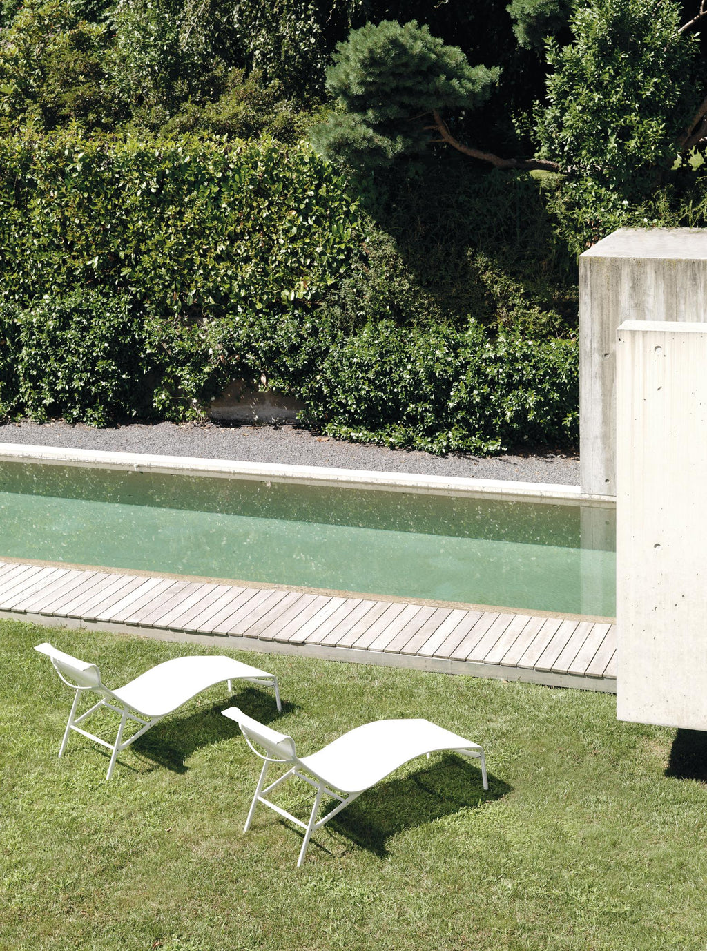 https://a.1stdibscdn.com/alias-419o-longframe-outdoor-chair-in-white-mesh-with-lacquered-aluminum-frame-for-sale-picture-10/22569652/f_308184321665581385199/LONGFRAME_LUGANO_AMB_2__master.jpg