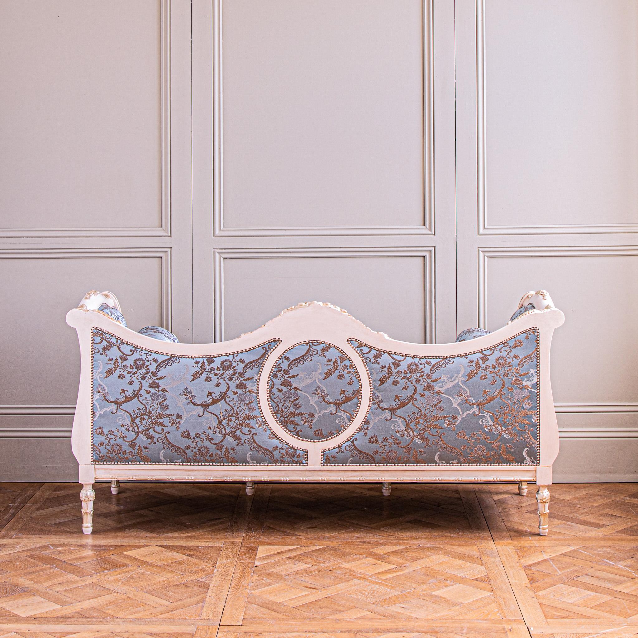 https://a.1stdibscdn.com/customizable-french-louis-xvi-style-sofa-settee-made-by-la-maison-london-for-sale-picture-7/f_23353/f_351164021688733221428/LXV_Blue_Sofa_018_master.jpg