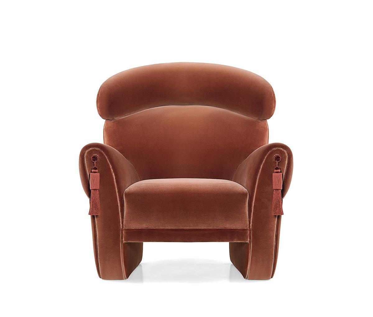 https://a.1stdibscdn.com/armchair-in-velvet-with-tassel-details-on-the-arms-for-sale-picture-3/f_27693/f_447508221745563751441/Lana_1200x1020_frente_01_master.jpg