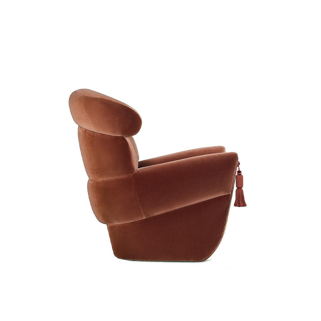 https://a.1stdibscdn.com/hollywood-regency-curved-armchair-in-boucle-with-decorative-tassel-arm-details-for-sale-picture-5/f_27693/f_490920721772746747424/Lana_1200x1020_lado_03_master.jpg