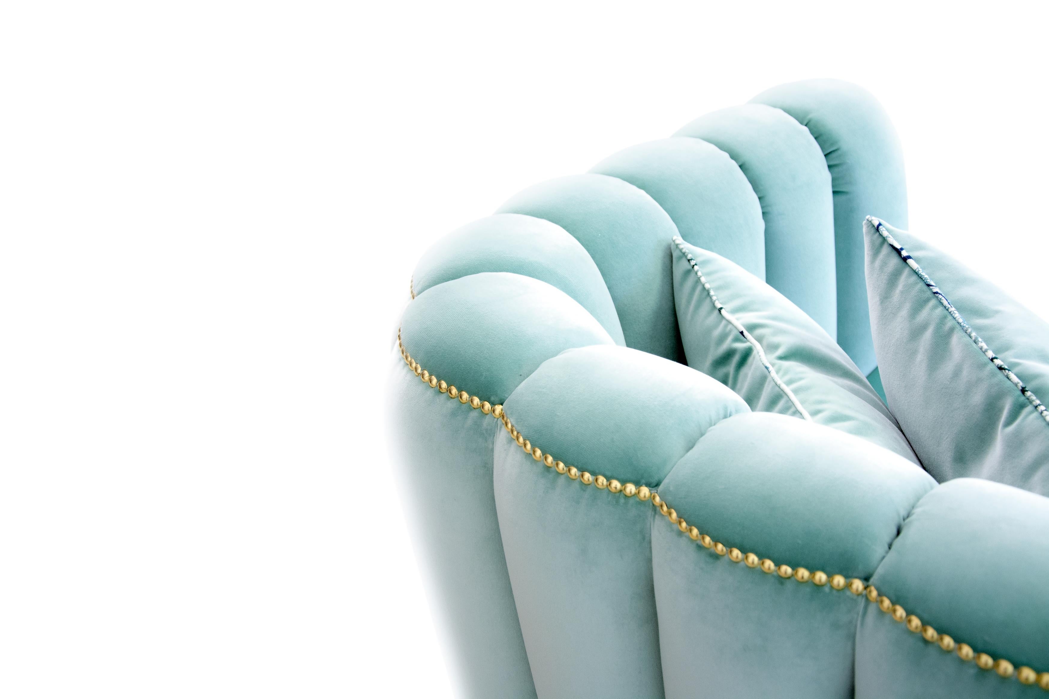 https://a.1stdibscdn.com/contemporary-sofa-in-creamy-green-velvet-and-gold-nials-for-sale-picture-5/f_27693/f_388420221710420199430/Larforma_Alva_05_master.jpg