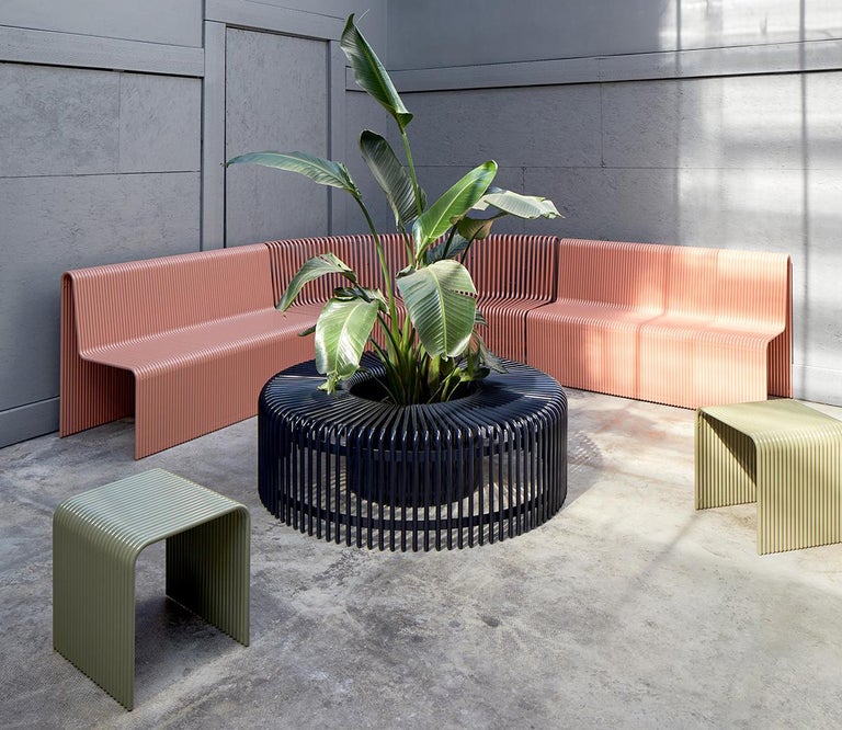 https://a.1stdibscdn.com/customizable-powdercoated-aluminum-indoor-outdoor-curved-sofa-by-laun-for-sale-picture-3/f_37133/f_366677521697583342337/Laun_Benches2_master.jpg?width=768