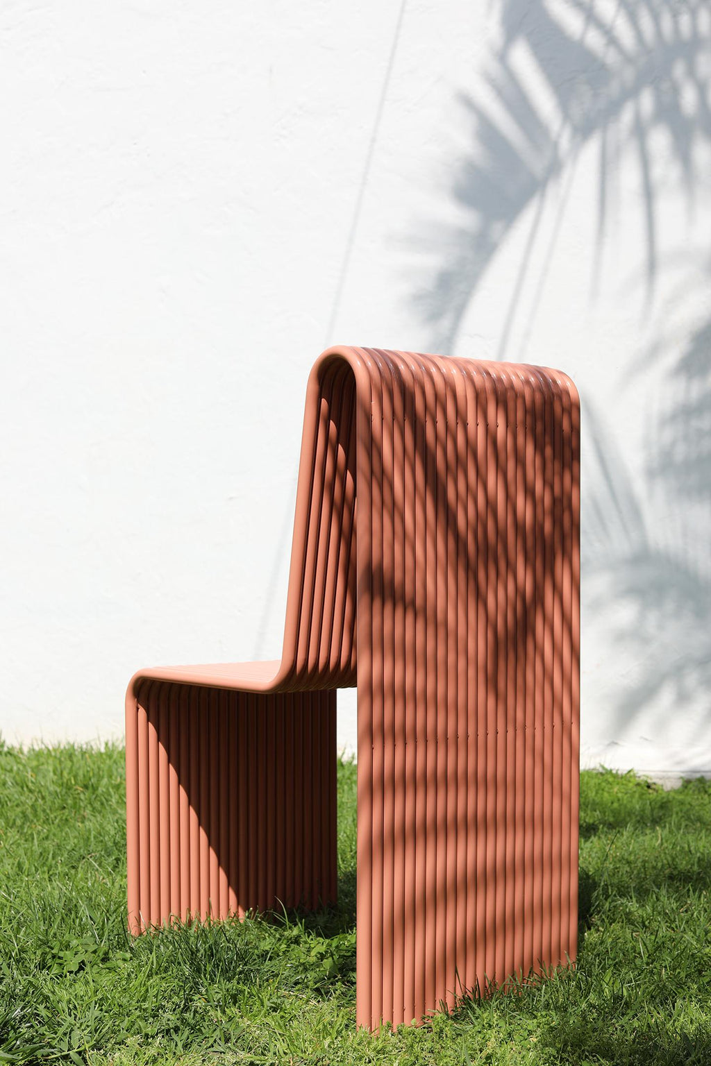 https://a.1stdibscdn.com/customizable-powdercoated-aluminum-indoor-outdoor-ribbon-chair-by-laun-for-sale-picture-5/f_37133/f_329006321677024199519/Laun_Slh_Studio_Grass_02_small_master.jpg