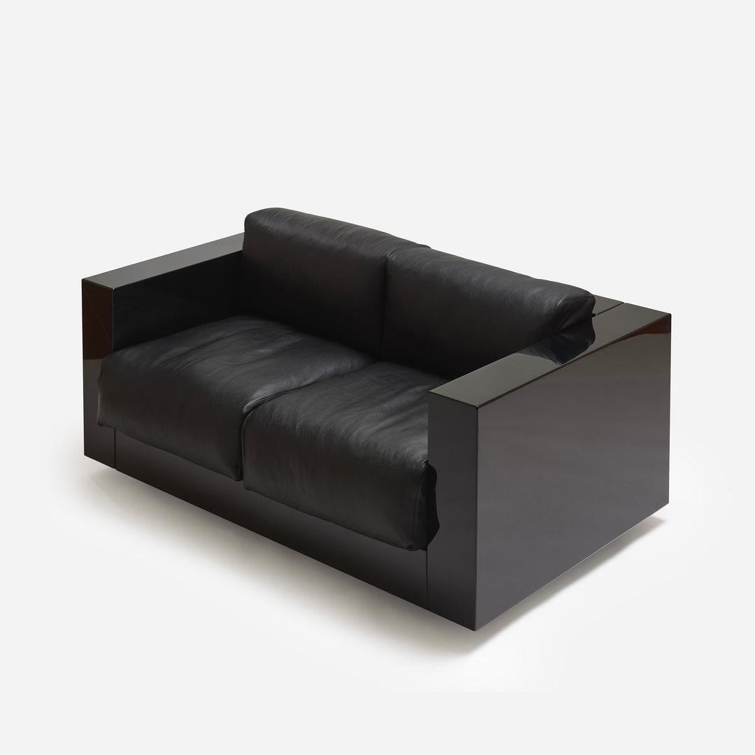 https://a.1stdibscdn.com/poltronova-saratoga-medium-sofa-by-lella-and-massimo-vignelli-for-sale-picture-5/f_16392/f_413290321725460907748/Lella_e_Massimo_Vignelli_Saratoga_Centro_Studi_Poltronova_S01_master.jpg