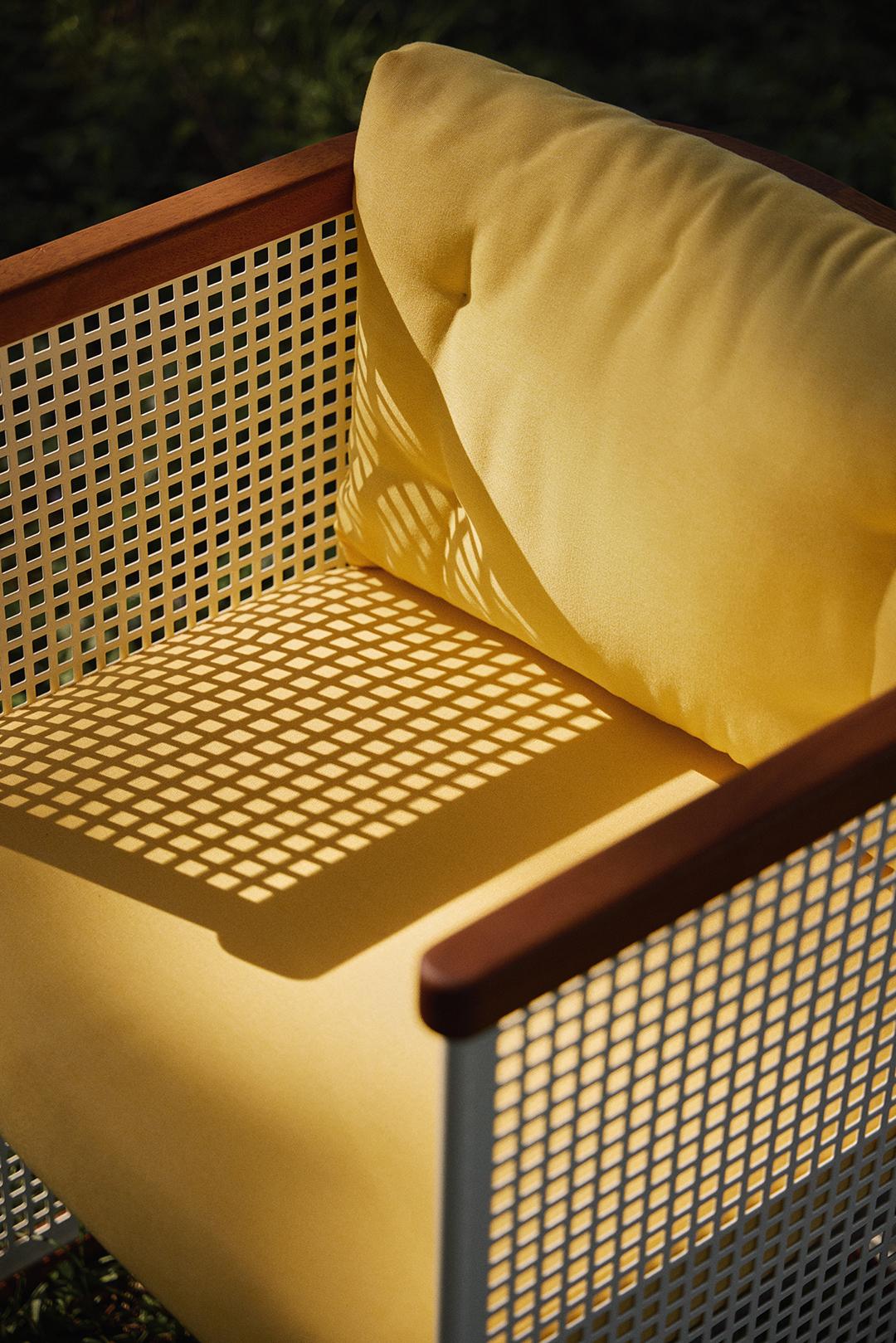 https://a.1stdibscdn.com/conservatory-outdoor-chair-in-stainless-steel-powder-coated-white-with-cushions-for-sale-picture-11/f_59512/f_444658621744352080506/Lemon_Lifestyle_Photography_Conservatory_Chair_01_master.jpg