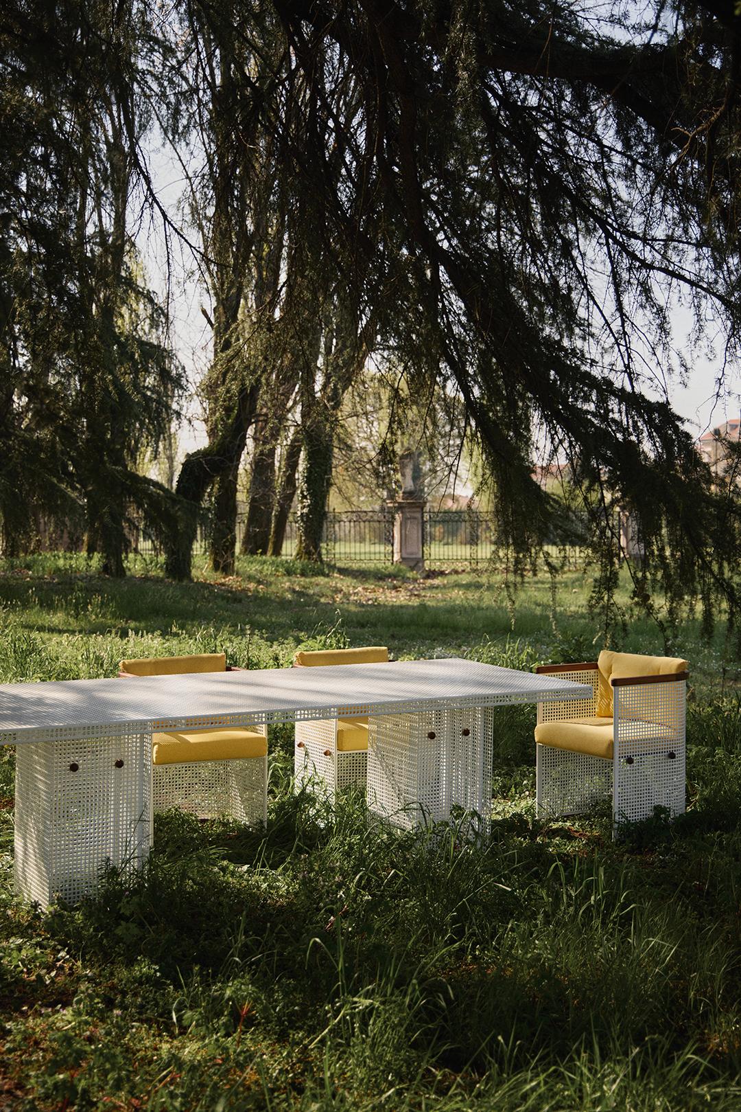 https://a.1stdibscdn.com/conservatory-outdoor-chair-in-stainless-steel-powder-coated-white-with-cushions-for-sale-picture-3/f_59512/f_444658621744352081112/Lemon_Lifestyle_Photography_Conservatory_Chair_02_master.jpg