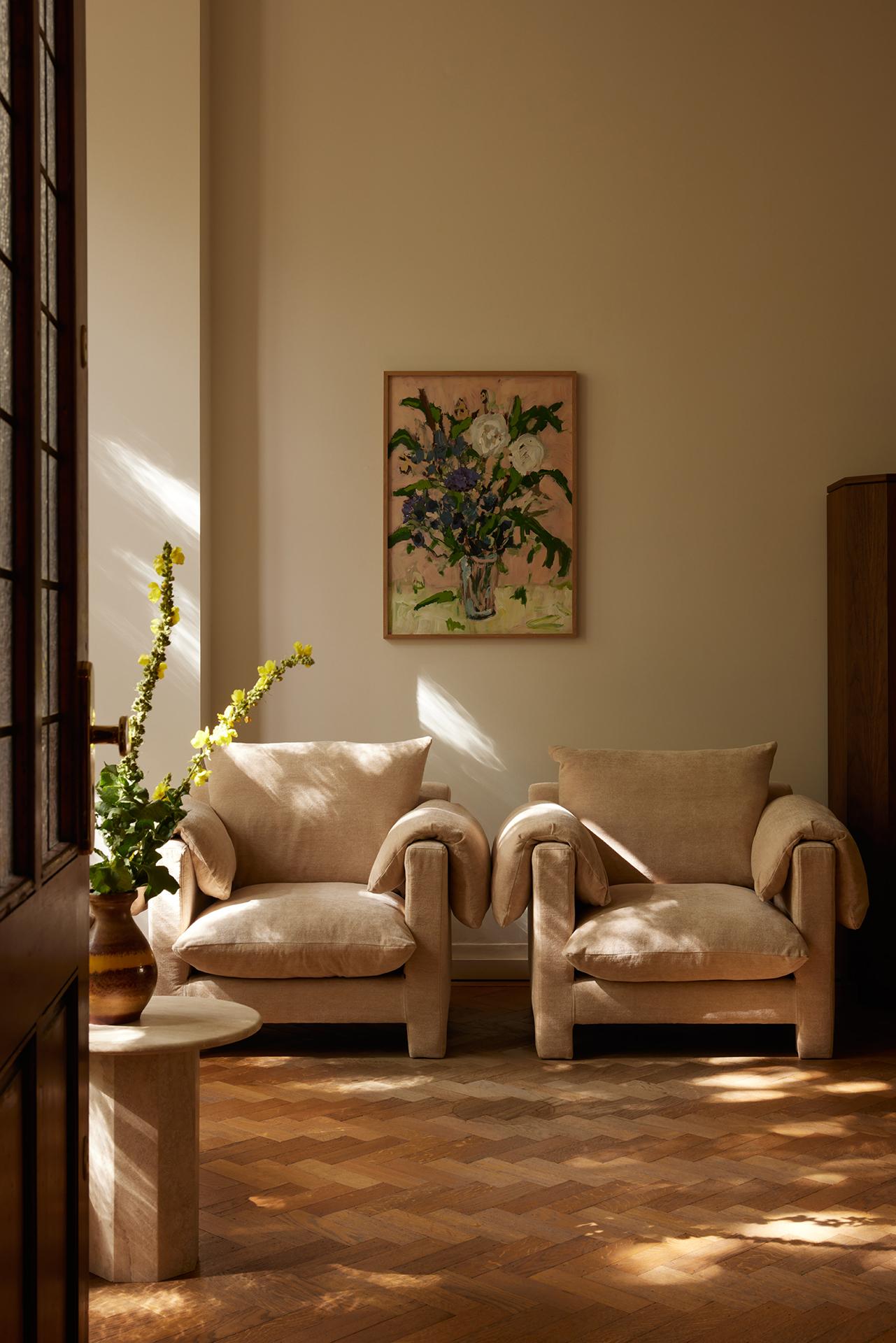 https://a.1stdibscdn.com/la-plume-armchair-handmade-in-great-britain-client-own-fabric-option-for-sale-picture-7/f_59512/f_359536121767790359404/Lemon_Lifestyle_Photography_La_Plume_Armchair_01_master.jpg