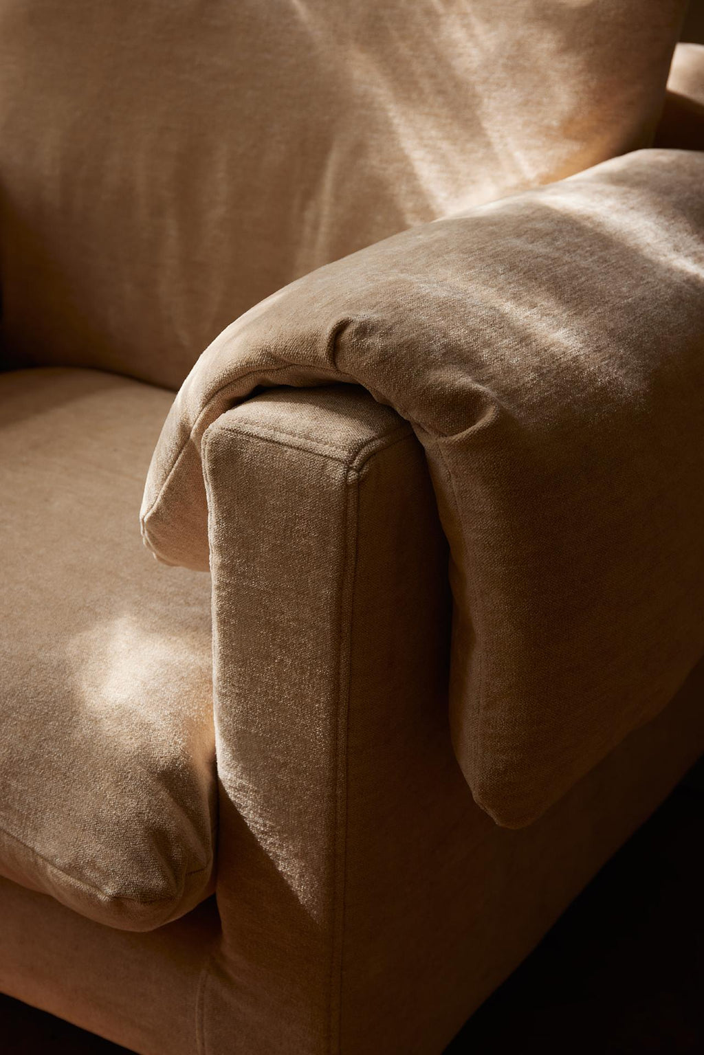 https://a.1stdibscdn.com/la-plume-armchair-handmade-in-great-britain-client-own-fabric-option-for-sale-picture-8/f_59512/f_359536121767790359260/Lemon_Lifestyle_Photography_La_Plume_Armchair_02_master.jpg