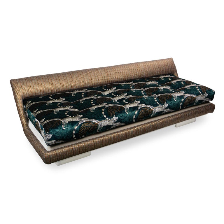 https://a.1stdibscdn.com/avant-garde-sofa-and-daybed-with-dark-green-animal-printed-velvet-for-sale-picture-8/f_21233/f_461516221754410999546/Leopard_Animal_Print_Tropical_Velvet_Mohair_Cushions_Day_Bed_Sofa_Angle_Sans_Cushions_master.jpg?width=768