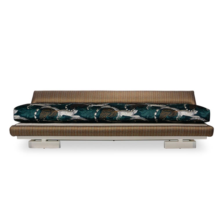 https://a.1stdibscdn.com/avant-garde-sofa-and-daybed-with-dark-green-animal-printed-velvet-for-sale-picture-3/f_21233/f_461516221754410952905/Leopard_Animal_Print_Tropical_Velvet_Mohair_Cushions_Day_Bed_Sofa_Front_master.jpg?width=768