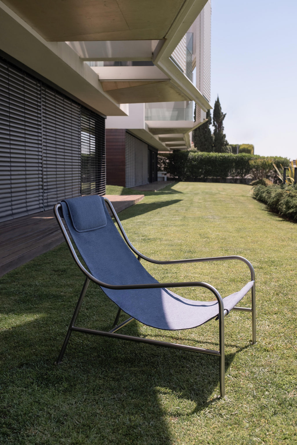 https://a.1stdibscdn.com/minimalist-outdoor-lounge-chair-in-dijon-fabric-and-brushed-stainless-steel-for-sale-picture-7/f_60192/f_286792221652707297336/Lisboa_Maio22_061_arranjada_master.jpg