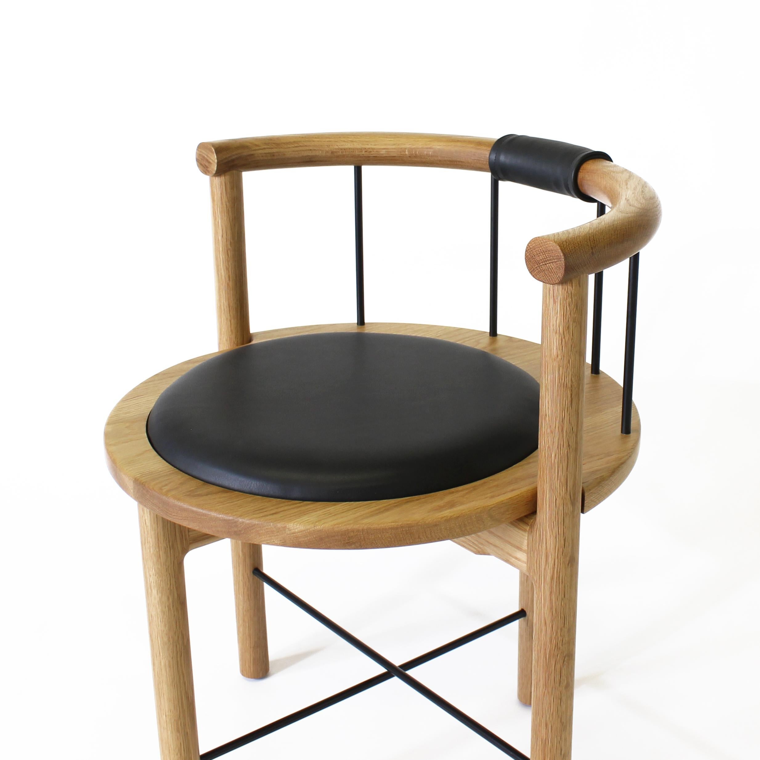 https://a.1stdibscdn.com/lloyd-vanity-and-desk-low-back-arm-chair-by-crump-and-kwash-for-sale-picture-3/f_25303/f_319010021671807745376/LloydChairCushionBKWODetail_master.jpg