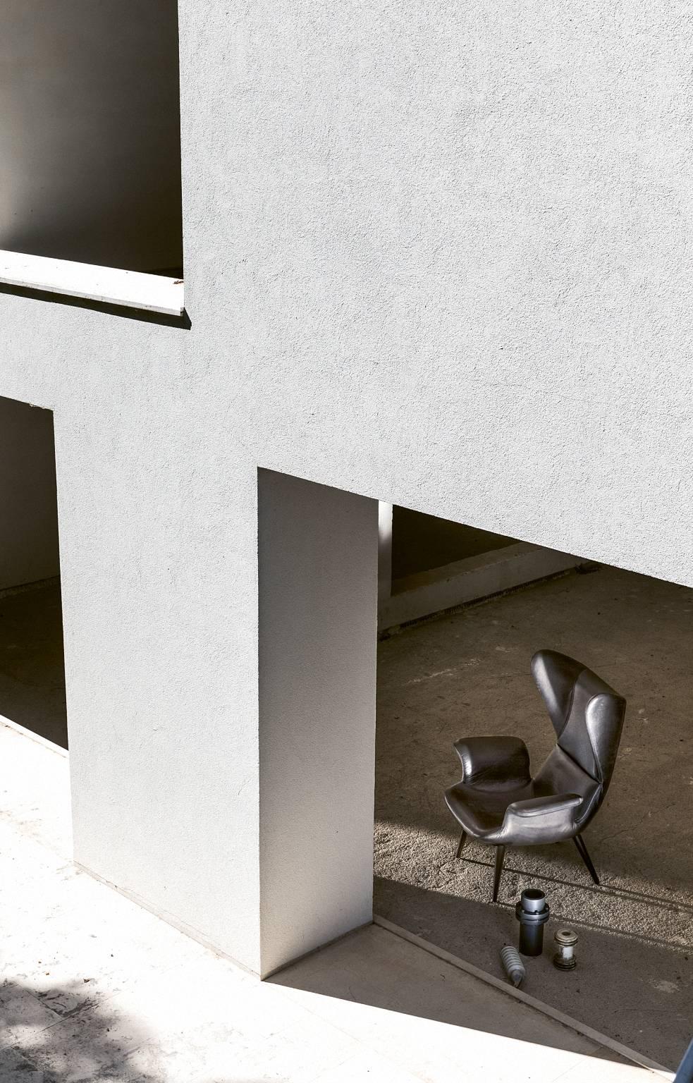 https://a.1stdibscdn.com/archivesE/upload/f_16392/f_97320831517505115055/Longwave_High_back_Armchair_Moroso_Diesel_16_master.jpg