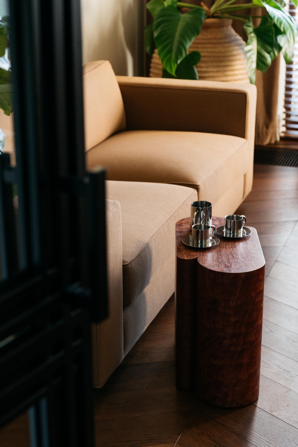 https://a.1stdibscdn.com/lotus-ii-sculptural-coffee-table-in-bubinga-pomele-unique-collectors-piece-for-sale-picture-4/f_107692/f_481443021770797764167/Lotus_II_1stDibs_2_master.jpg