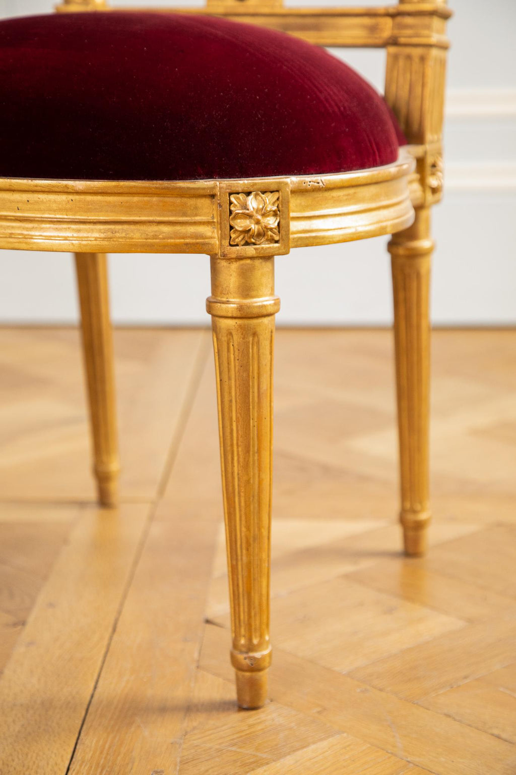 https://a.1stdibscdn.com/louis-xvi-gilded-lyre-chairs-with-deep-red-velvet-inspired-by-jacob-for-sale-picture-10/f_23353/f_299536821660301275363/Louis_XVI_gilded_Lyre_Chairs_Red_velvet_567_master.jpg