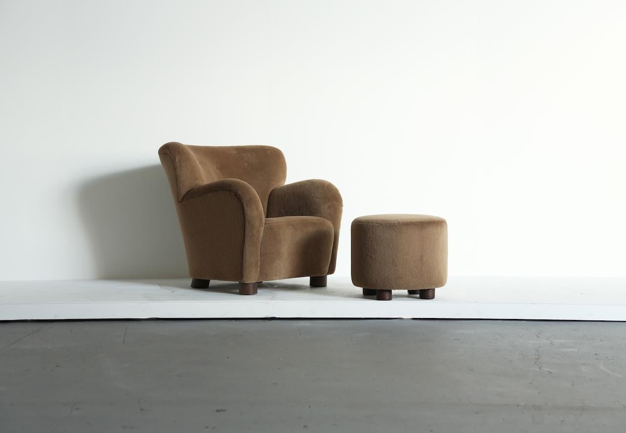 https://a.1stdibscdn.com/lounge-chair-armchair-and-ottoman-upholstered-in-pure-alpaca-for-sale-picture-2/f_22593/f_443969921743920979009/Lounge_Armchair_Floral_Golden_Brown_Alpaca_Ottoman_3_25_2_master.jpeg