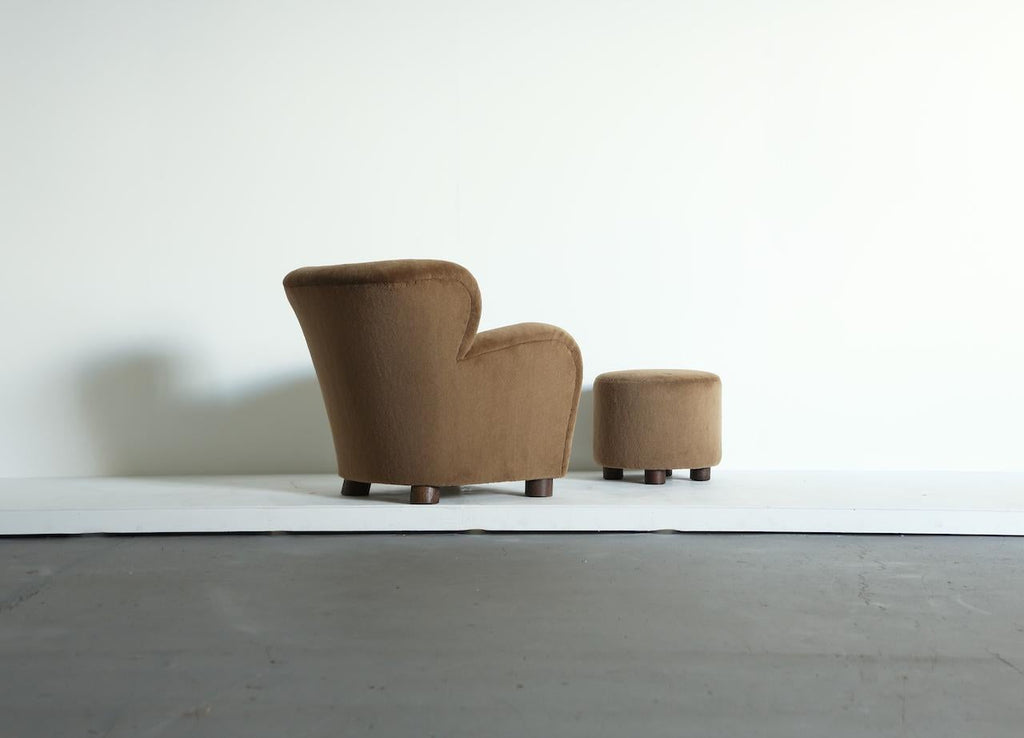 https://a.1stdibscdn.com/lounge-chair-armchair-and-ottoman-upholstered-in-pure-alpaca-for-sale-picture-3/f_22593/f_443969921743920979660/Lounge_Armchair_Floral_Golden_Brown_Alpaca_Ottoman_3_25_5_master.jpeg