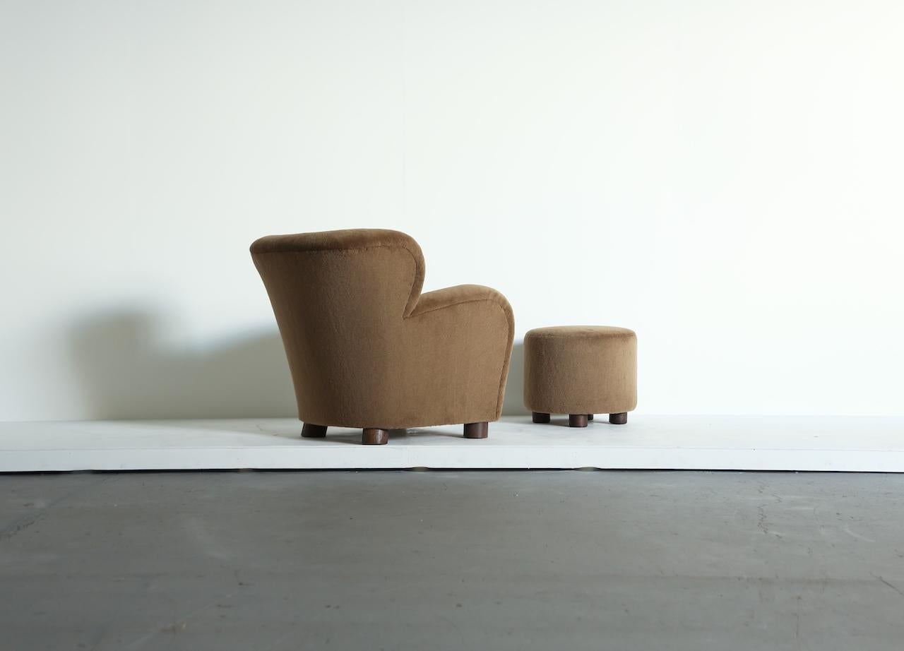 https://a.1stdibscdn.com/lounge-chair-armchair-and-ottoman-upholstered-in-pure-alpaca-for-sale-picture-3/f_22593/f_443969921743920979660/Lounge_Armchair_Floral_Golden_Brown_Alpaca_Ottoman_3_25_5_master.jpeg