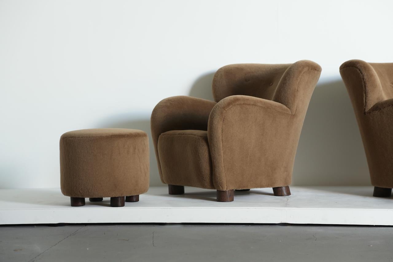 https://a.1stdibscdn.com/lounge-chair-armchair-and-ottoman-upholstered-in-pure-alpaca-for-sale-picture-5/f_22593/f_443969921743920977868/Lounge_Armchair_Floral_Golden_Brown_Alpaca_Ottoman_3_25_8_master.jpeg