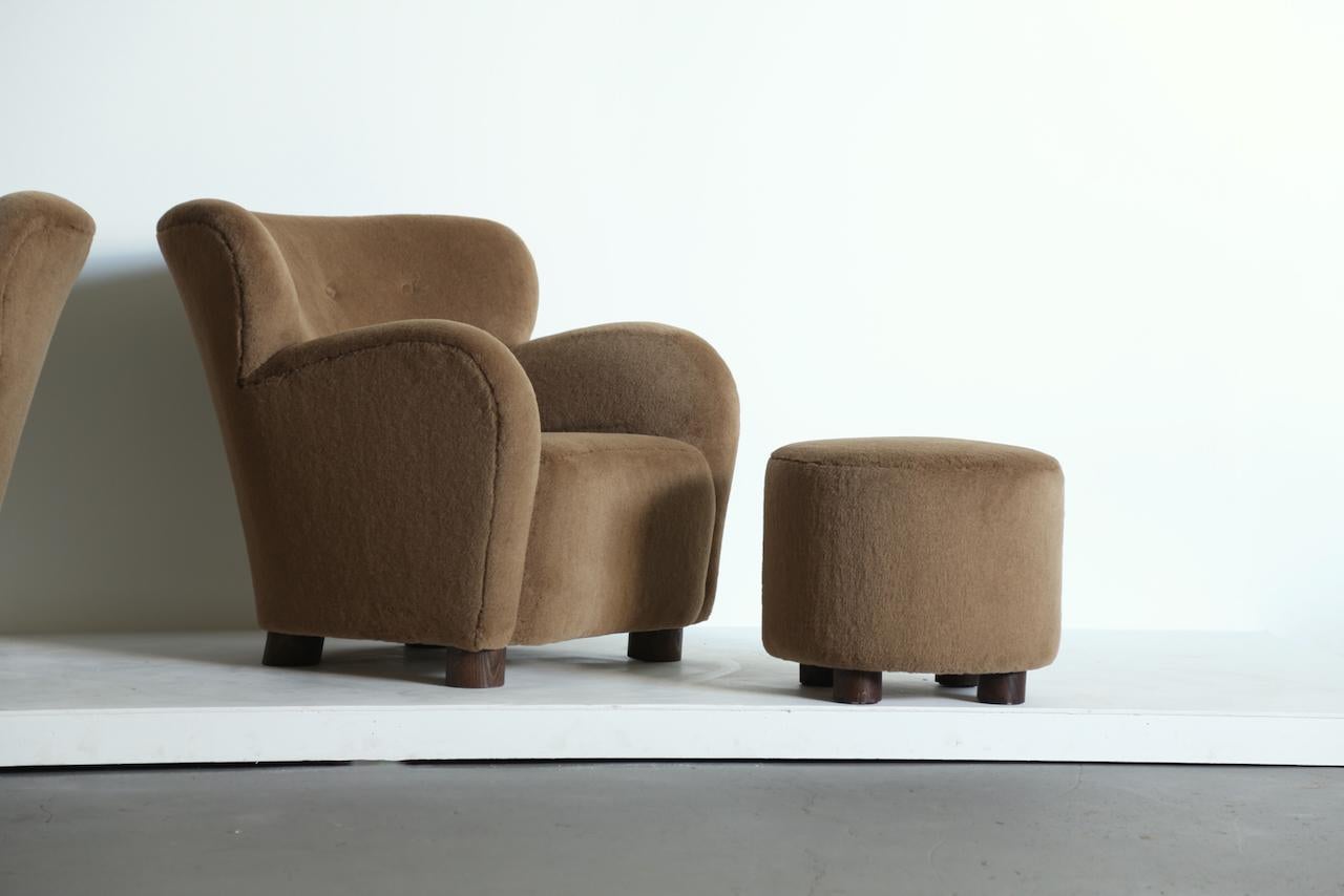https://a.1stdibscdn.com/lounge-chair-armchair-and-ottoman-upholstered-in-pure-alpaca-for-sale-picture-6/f_22593/f_443969921743920978486/Lounge_Armchair_Floral_Golden_Brown_Alpaca_Ottoman_3_25_9_master.jpeg
