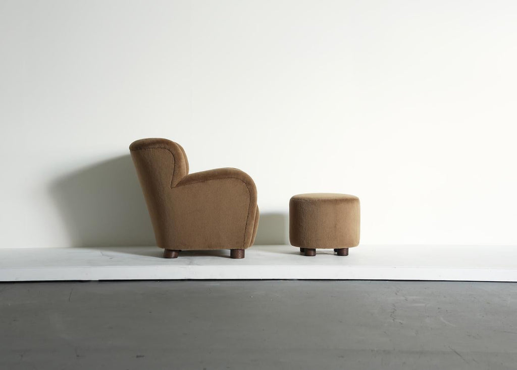 https://a.1stdibscdn.com/lounge-chair-armchair-and-ottoman-upholstered-in-pure-alpaca-for-sale-picture-4/f_22593/f_443969921743920980194/Lounge_Armchair_Floral_Golden_Brown_Alpaca_Ottoman_3_25_master.jpeg