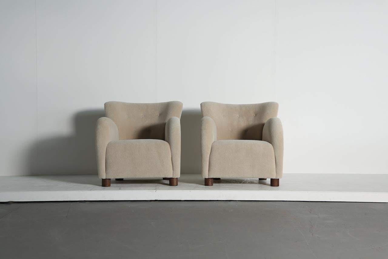 https://a.1stdibscdn.com/superb-pair-of-lounge-chairs-newly-upholstered-in-pure-alpaca-for-sale-picture-2/f_22593/f_380423621757599632147/Lounge_Chairs_Blue_Stone_Alpaca_8_25_1_master.jpeg