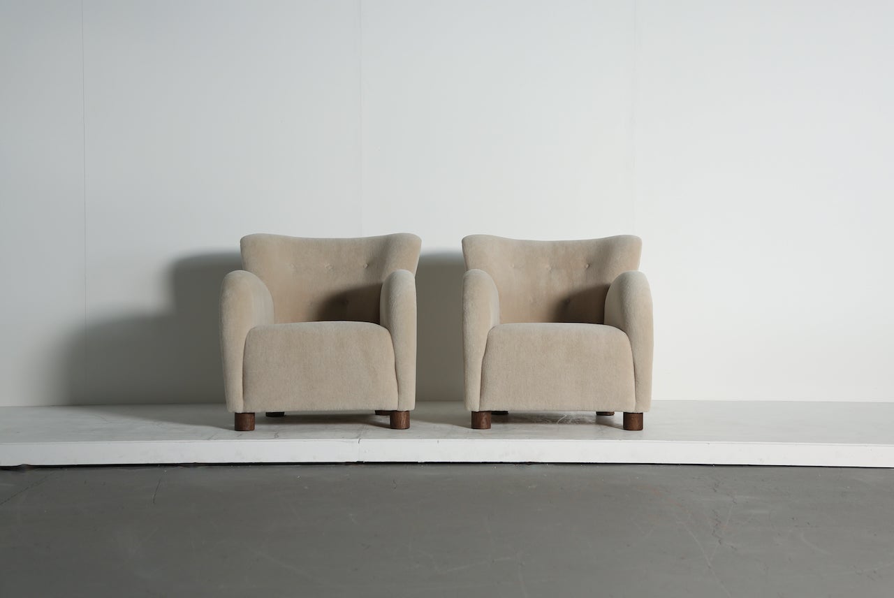 https://a.1stdibscdn.com/superb-pair-of-lounge-chairs-newly-upholstered-in-pure-alpaca-for-sale/f_22593/f_380423621757599618826/Lounge_Chairs_Blue_Stone_Alpaca_8_25_1_org.jpeg