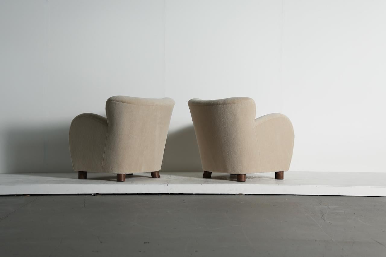https://a.1stdibscdn.com/superb-pair-of-lounge-chairs-newly-upholstered-in-pure-alpaca-for-sale-picture-4/f_22593/f_380423621757599645978/Lounge_Chairs_Blue_Stone_Alpaca_8_25_4_master.jpeg