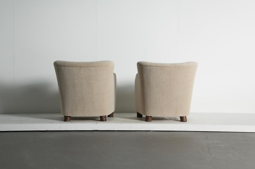 https://a.1stdibscdn.com/superb-pair-of-lounge-chairs-newly-upholstered-in-pure-alpaca-for-sale-picture-5/f_22593/f_380423621757599678703/Lounge_Chairs_Blue_Stone_Alpaca_8_25_6_master.jpeg