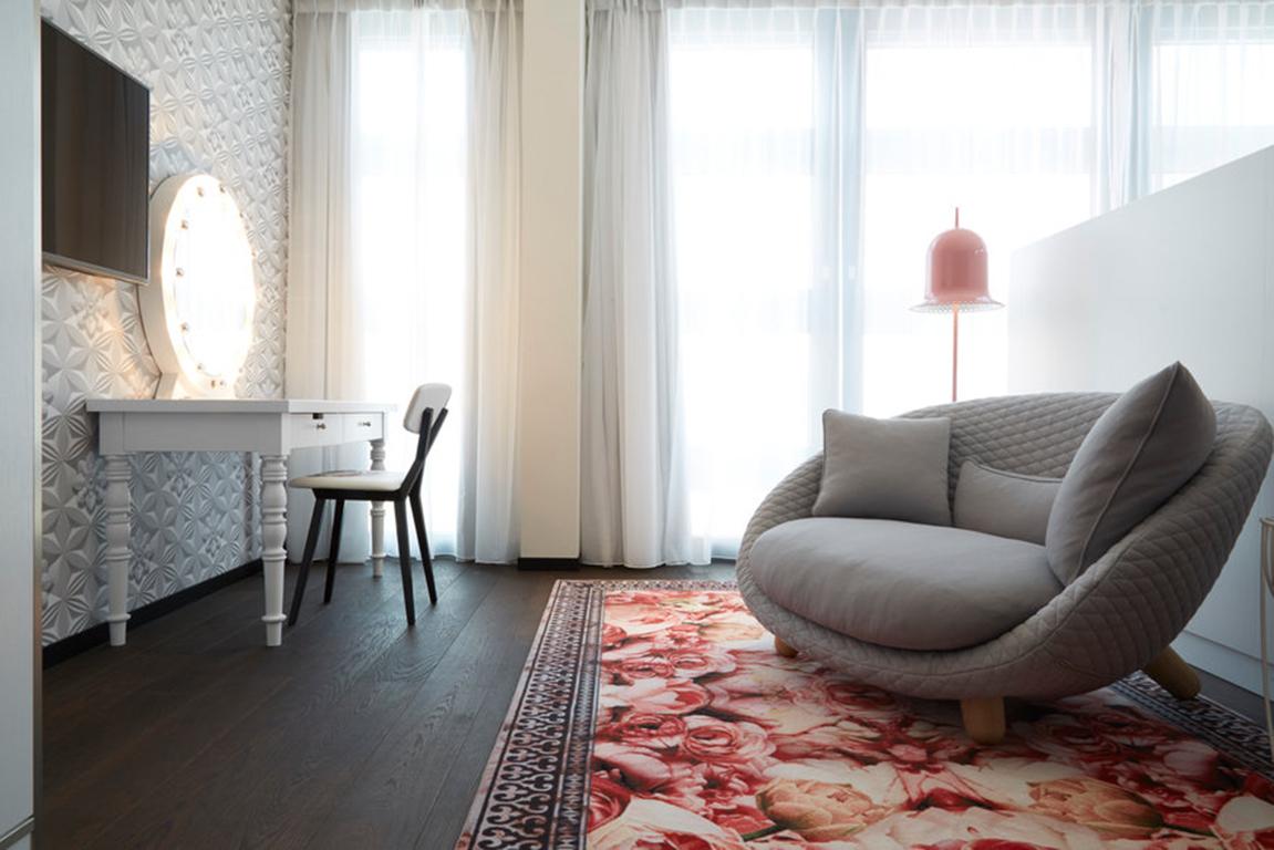 https://a.1stdibscdn.com/moooi-love-sofa-in-the-menagerie-of-extinct-animals-upholstery-white-wash-legs-for-sale-picture-4/22569652/f_271084521643350580416/Love_Sofa_2_master.jpg
