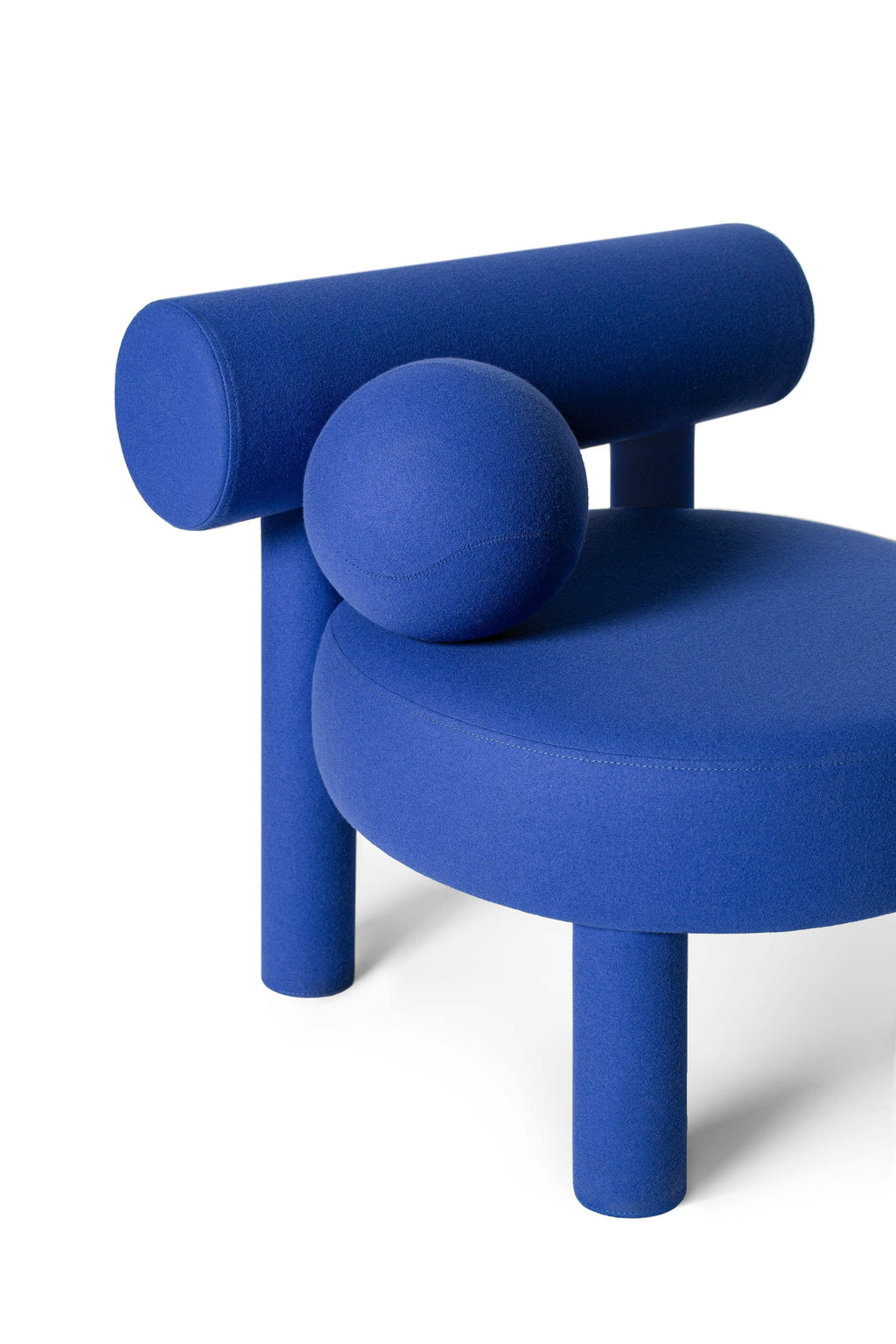 https://a.1stdibscdn.com/modern-low-chair-gropius-cs1-by-noom-for-sale-picture-2/f_42321/f_184691821585240150990/Low_Chair_Gropius_CS1_sm_4__master.jpg