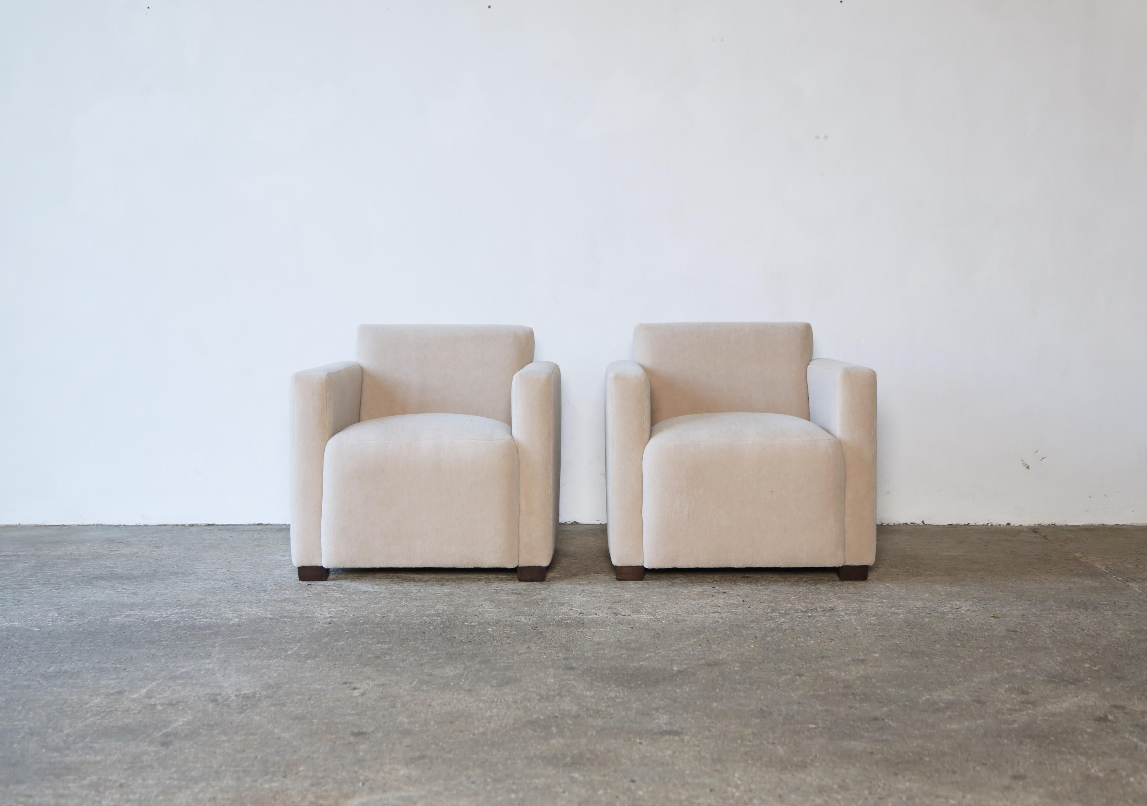 https://a.1stdibscdn.com/a-pair-of-angular-armchairs-upholstered-in-pure-alpaca-for-sale-picture-5/f_22593/f_489582321771944392105/Low_Cube_Club_Ivory_M_12_23_10_master.jpg